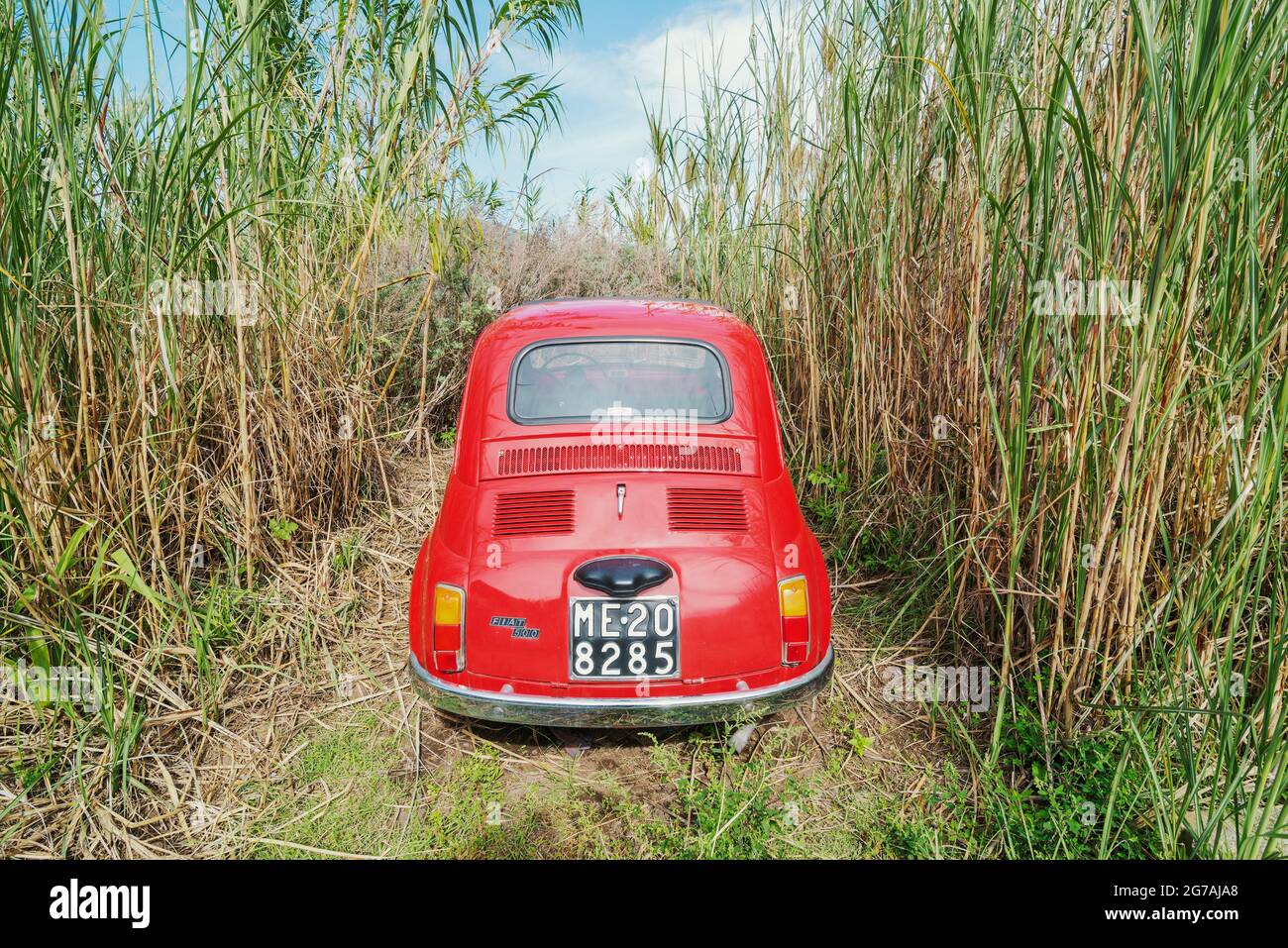 Macchina parcheggiata tra erba lunga, Lipari, Isole Eolie, in Sicilia, Italia Foto Stock