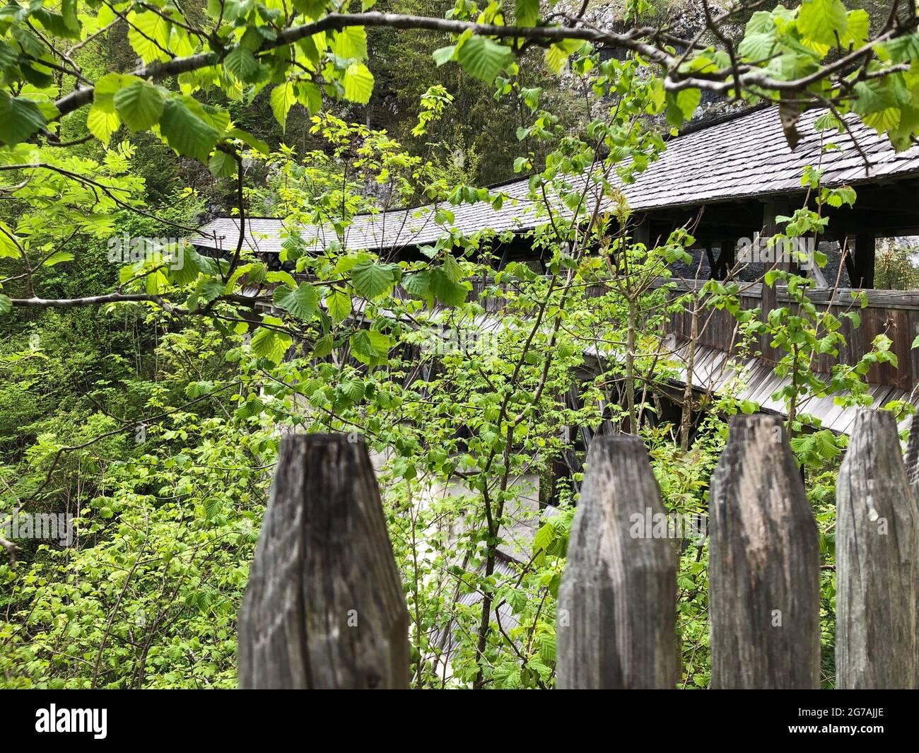 Ponte superiore presso la chiesa di pellegrinaggio del monastero benedettino San Giorgio, Wolfsklamm, Stans im Inntal, Tirolo, Austria Foto Stock