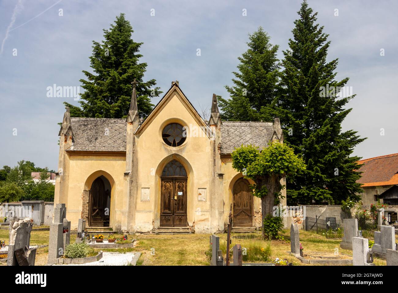 Cimitero con una cappella storica in stile neo-gotico Foto Stock