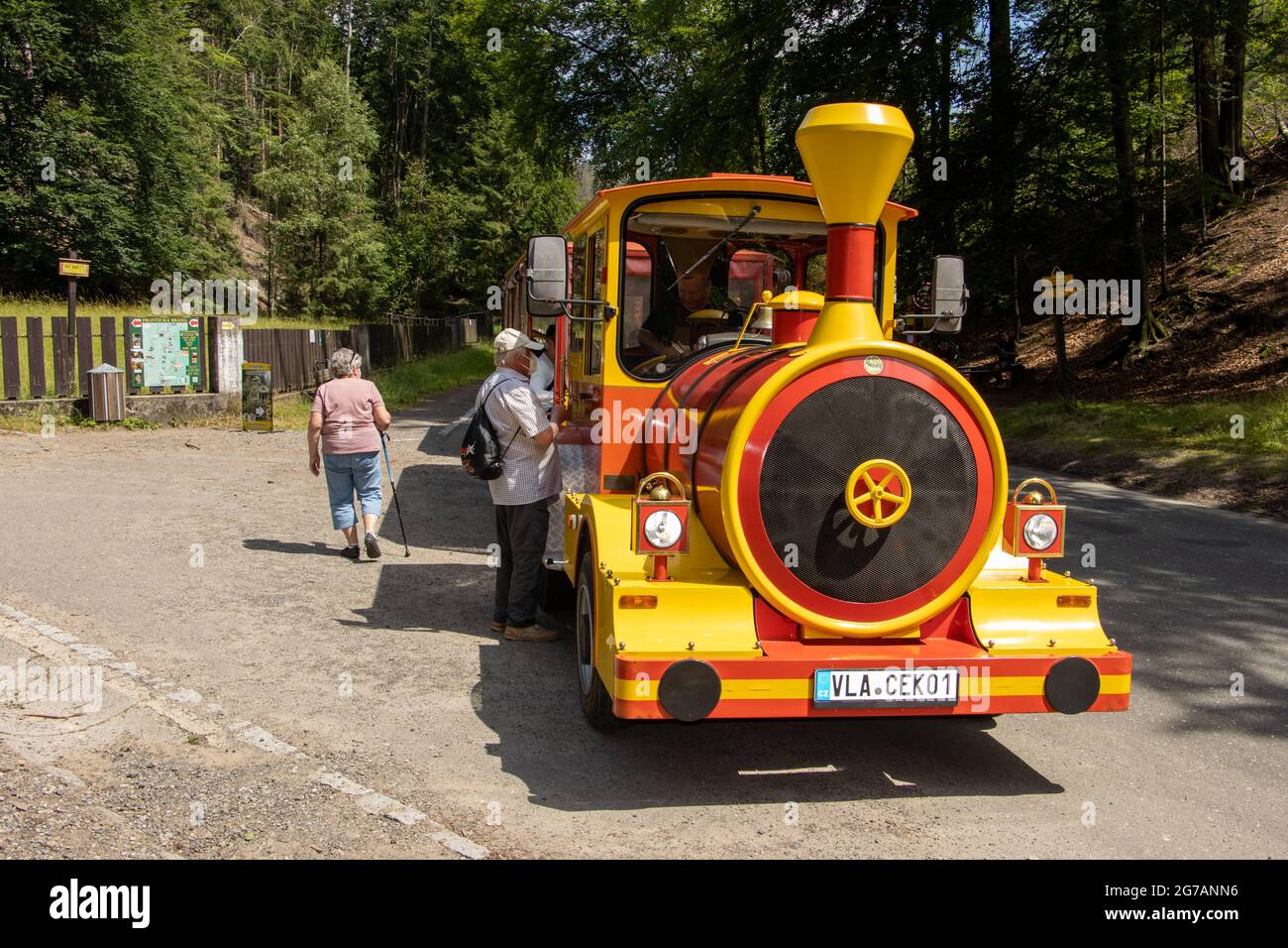 HRENSKO, REPUBBLICA CECA, GIUGNO 28 2021, il treno turistico stradale trasporta i passeggeri nel parco nazionale della svizzera ceca Foto Stock