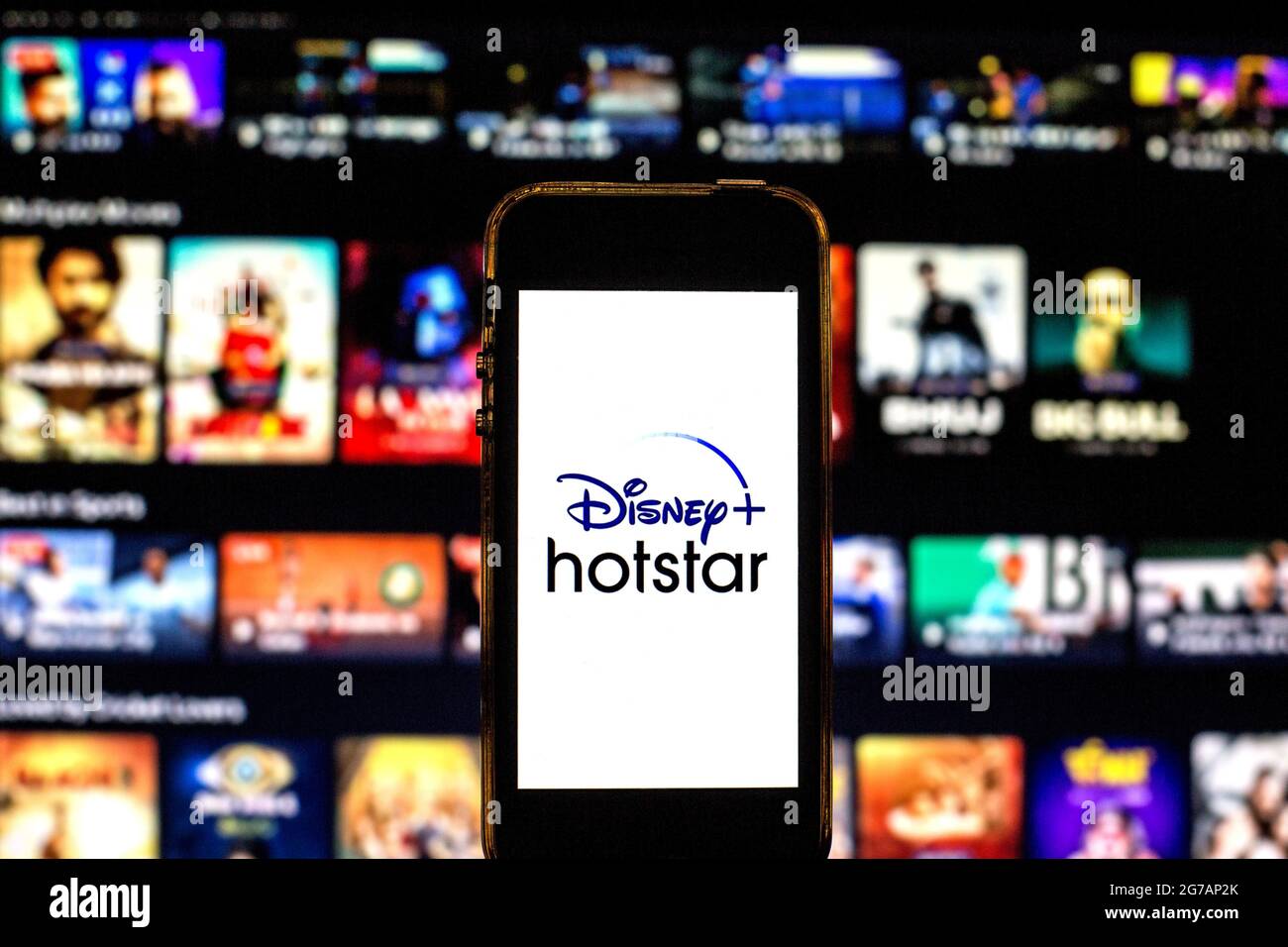 Spagna. 8 luglio 2021. In questa illustrazione, sullo smartphone viene visualizzato il logo Disney Hotstar. Credit: Thiago Prudencio/SOPA Images/ZUMA Wire/Alamy Live News Foto Stock