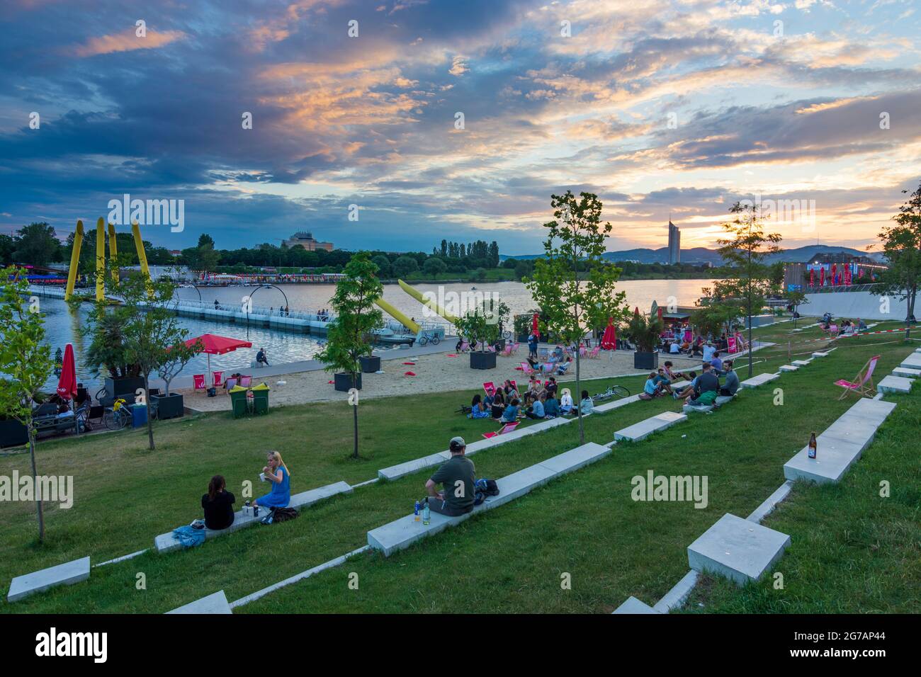 Vienna, tramonto a Copa Beach nel 22. Donaustadt, Vienna, Austria Foto Stock