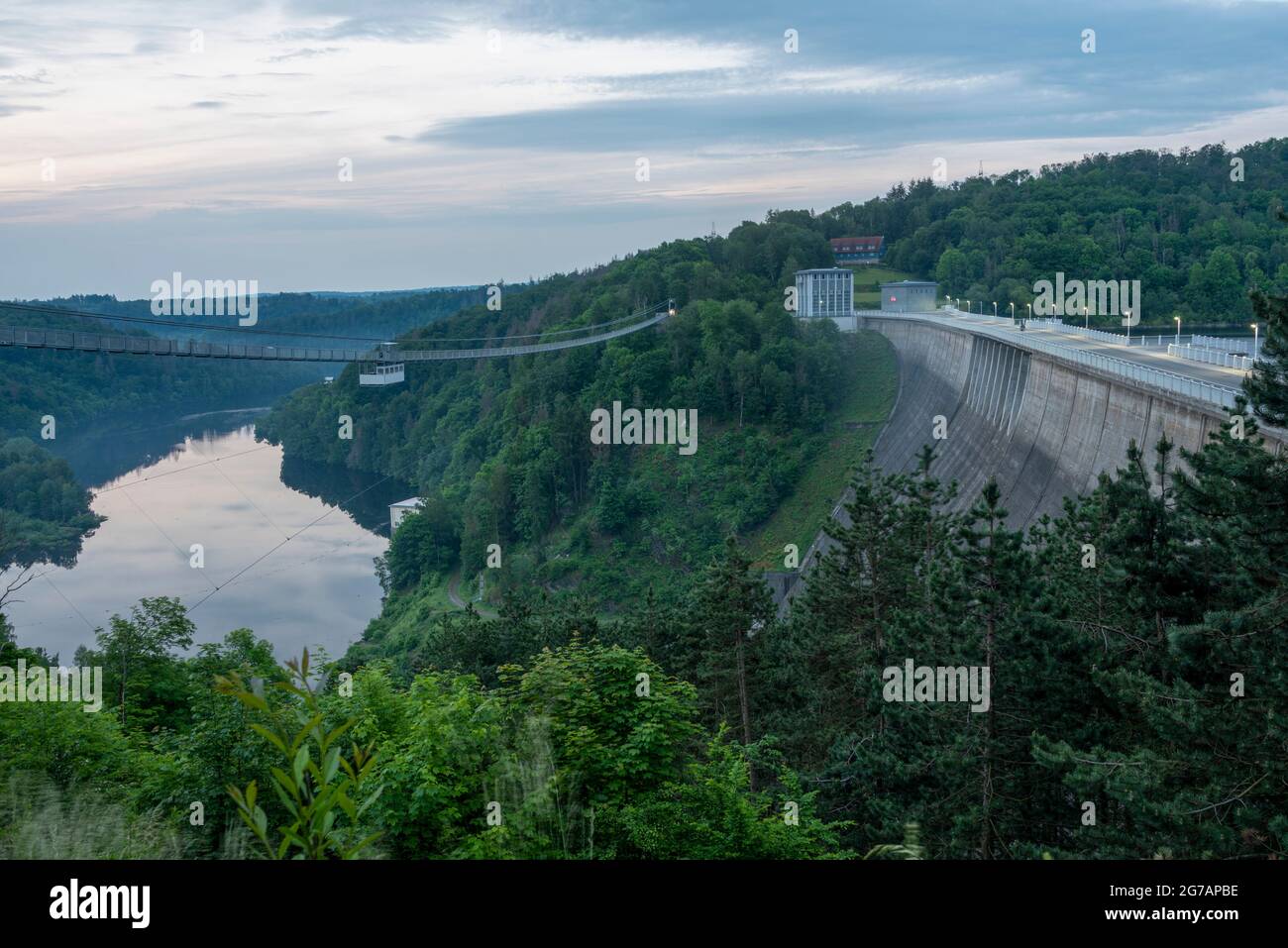 Germania, Sassonia-Anhalt, Wendefurth, Titan-RT ponte sospeso a Rappbodetalsperre nelle montagne Harz, lungo 483 metri, uno dei ponti sospesi più lunghi del mondo Foto Stock
