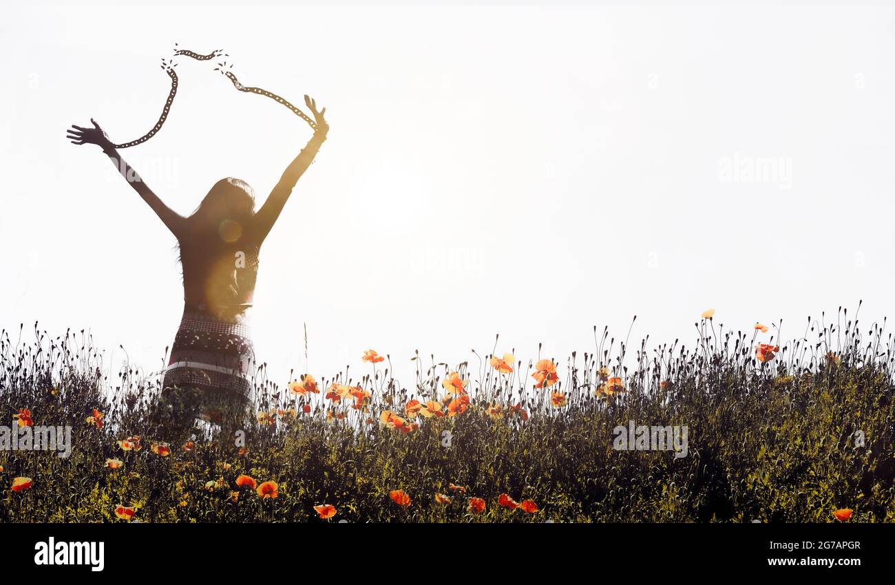 Una donna rompe le catene Foto Stock