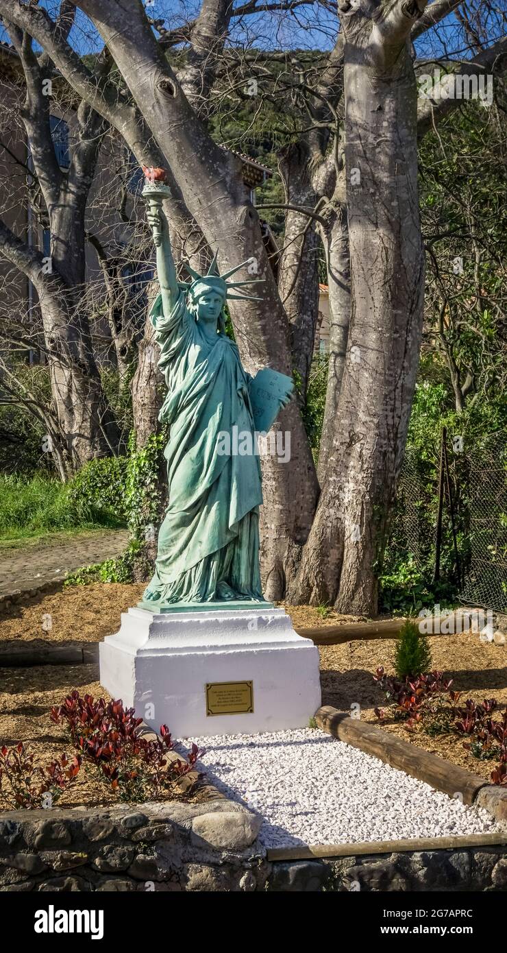 Replica della Statua della libertà a Lugné. Fu originariamente situata nel 1986 sull'arco della nave francese Maxim's of the Seas. Foto Stock
