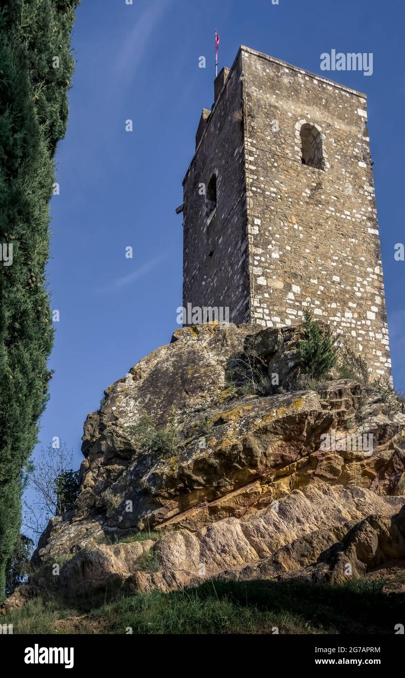 13 metri di alta torre di difesa dell'ex castello di Cessenon sur Orb. Eretto nel XII secolo. Foto Stock