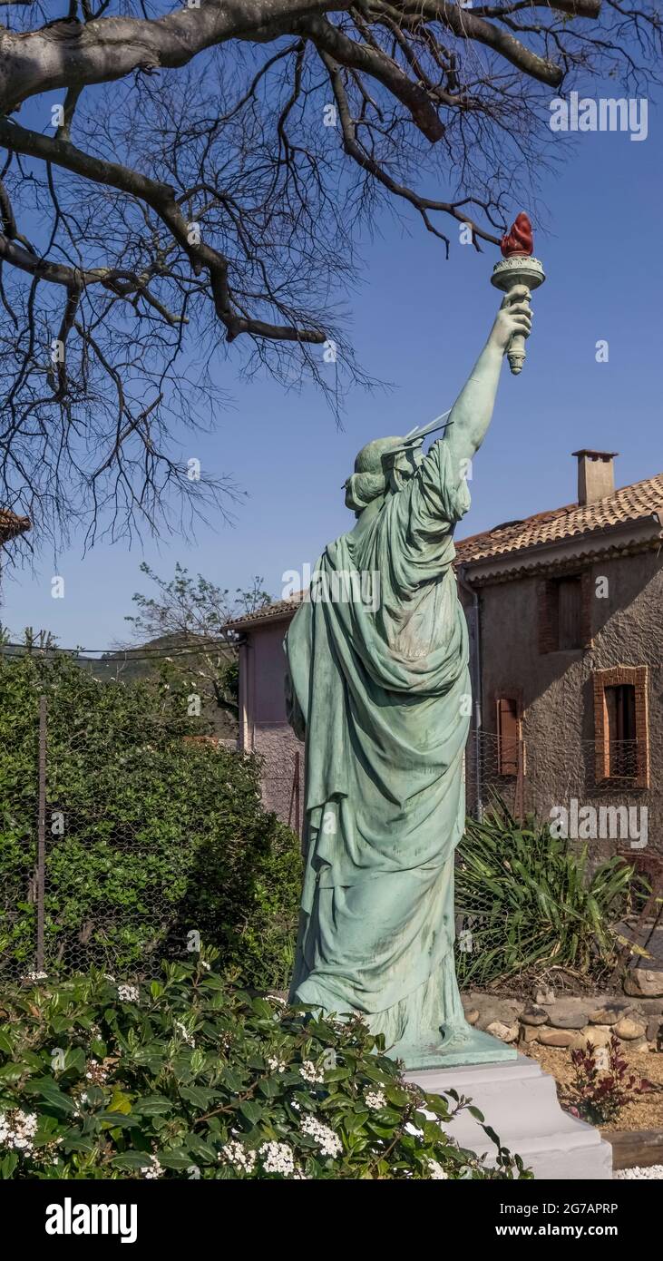 Replica della Statua della libertà a Lugné. Fu originariamente situata nel 1986 sull'arco della nave francese Maxim's of the Seas. Foto Stock