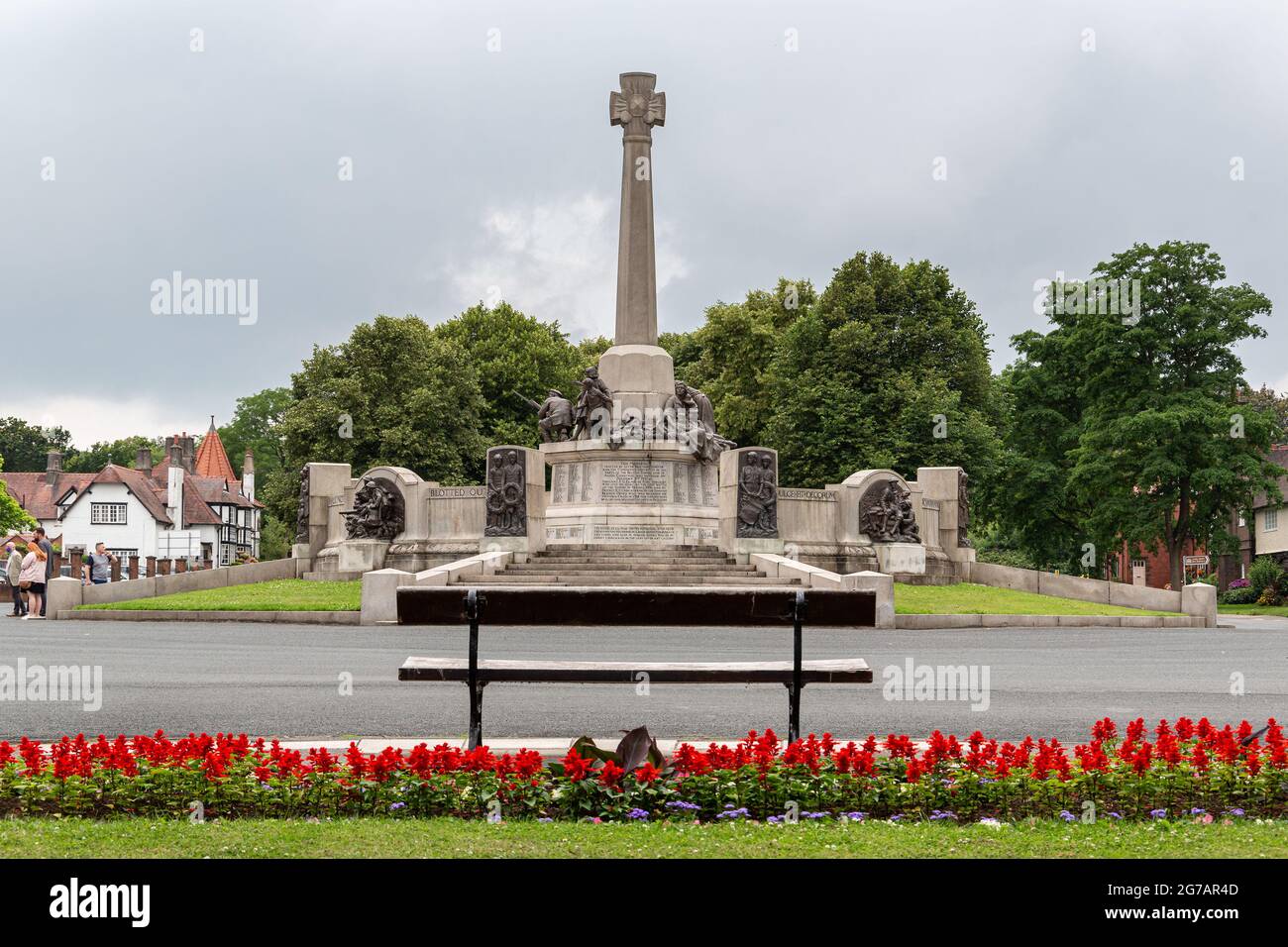 War Memorial, Port Sunlight Village, Wirral, Regno Unito. Situato all'incrocio tra il Diamante e la Causeway, è stato progettato da Sir W Goscombe John. Foto Stock