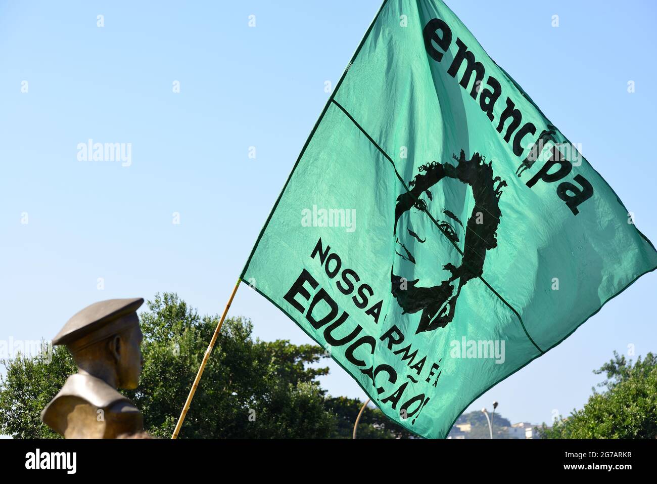 Rio de Janeiro – 3 luglio 2021: Bandiera con l'immagine della consigliera assassinata Marielle Franco ondeggia durante una protesta contro il presidente brasiliano Bolsonaro Foto Stock