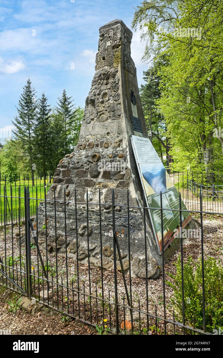 La piramide geologica si trova sul sito di fronte al Castello di Lichtenstein. Su iniziativa del duca Guglielmo II von Urach, la piramide fu costruita nel 1903 e inaugurata il 22 luglio con una piccola festa. Foto Stock