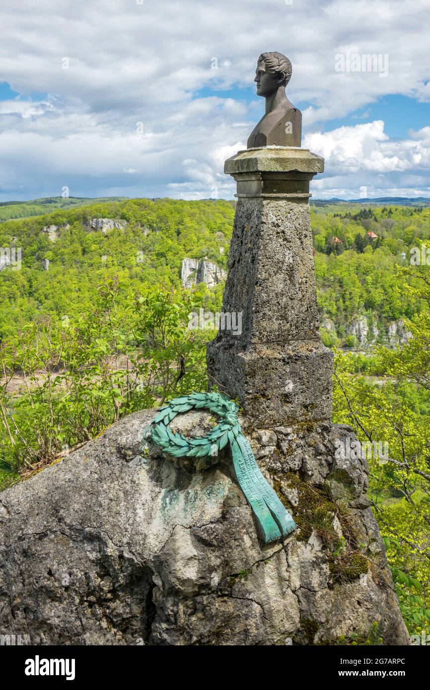 Questo monumento fu eretto durante la costruzione del Castello di Lichtenstein. La Allgemeine Zeitung ha riportato da Reutlingen il 11 ottobre 1839: –€œA la roccia vicina porta già il semplice memoriale del poeta Wilhelm Hauff, morto presto, che attraverso il suo romanzo Lichtenstein ...... Foto Stock