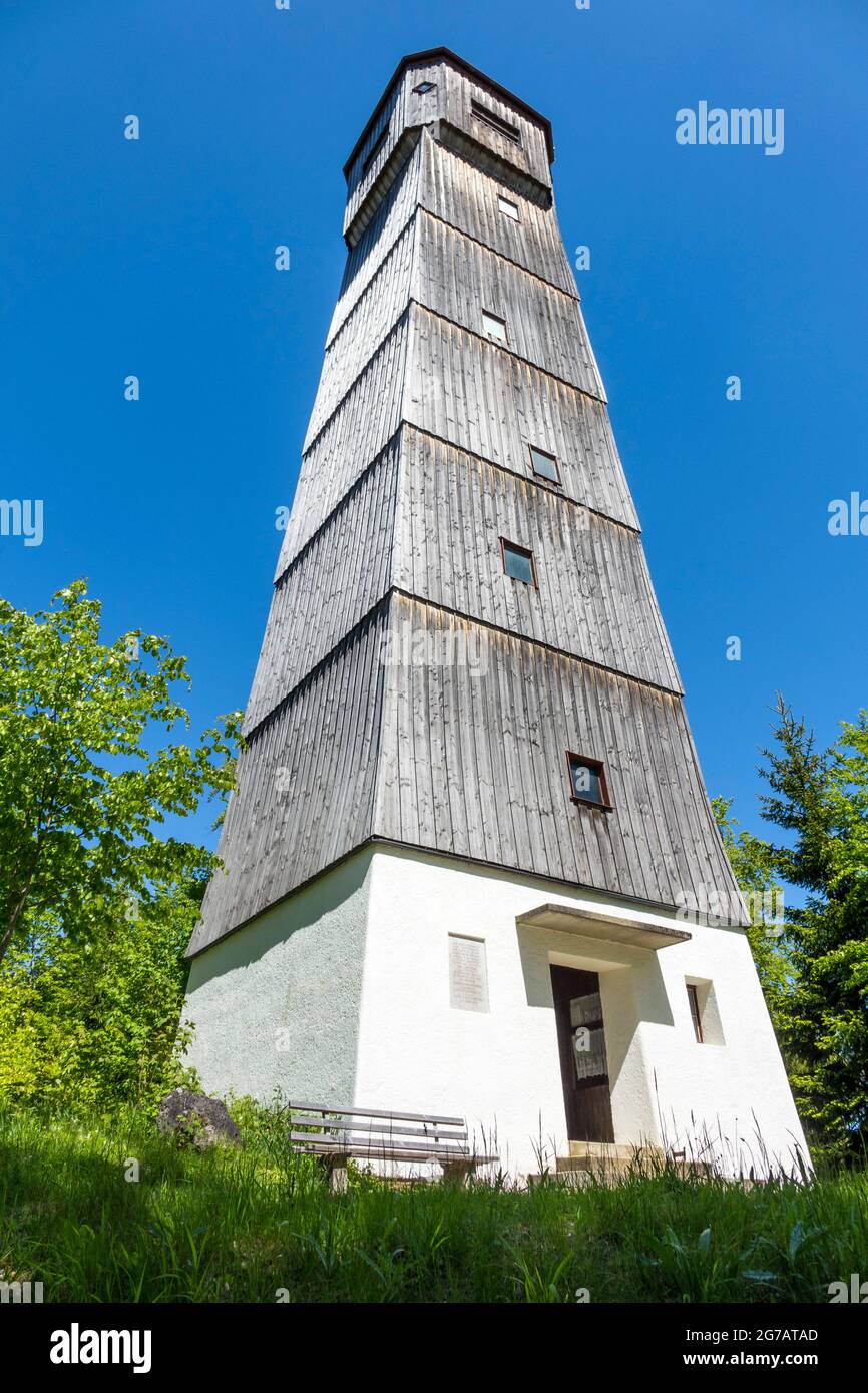 La Torre Sternberg, costruita nel 1953, è una torre di osservazione dell'Associazione delle Alb Sveve. La torre è stata costruita su una solida base come una torre di legno rivestita. Sorge sul Sternberg alto 844 m e ha un'altezza di 32 m. Oltre 130 gradini conducono alla piattaforma di osservazione, dalla quale si gode una vista panoramica del Kuppenalb medio. Foto Stock