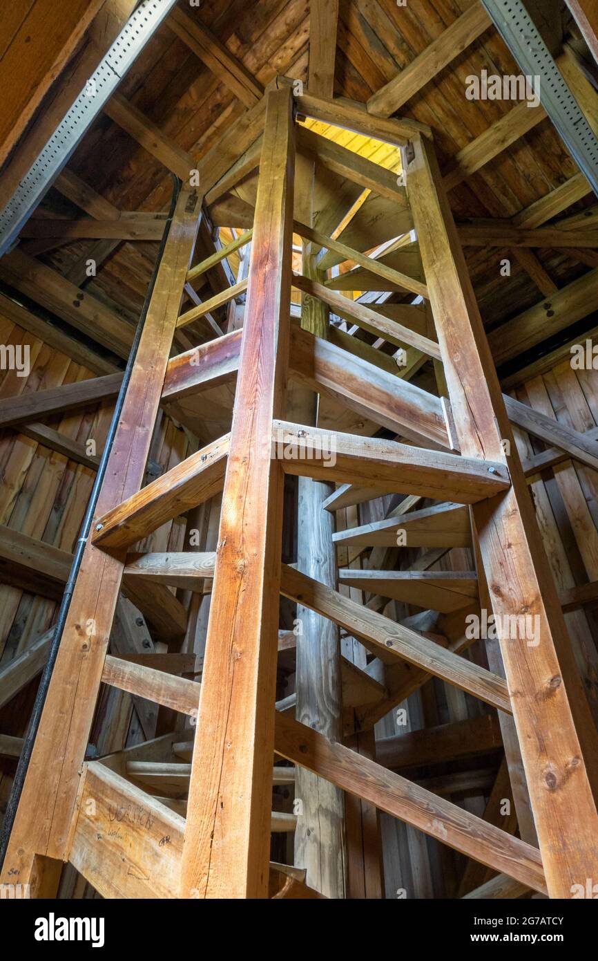 La Torre Sternberg, costruita nel 1953, è una torre di osservazione dell'Associazione delle Alb Sveve. La torre è stata costruita su una solida base come una torre di legno rivestita. Sorge sul Sternberg alto 844 m e ha un'altezza di 32 m. Oltre 130 gradini conducono alla piattaforma di osservazione, dalla quale si gode una vista panoramica del Kuppenalb medio. Foto Stock