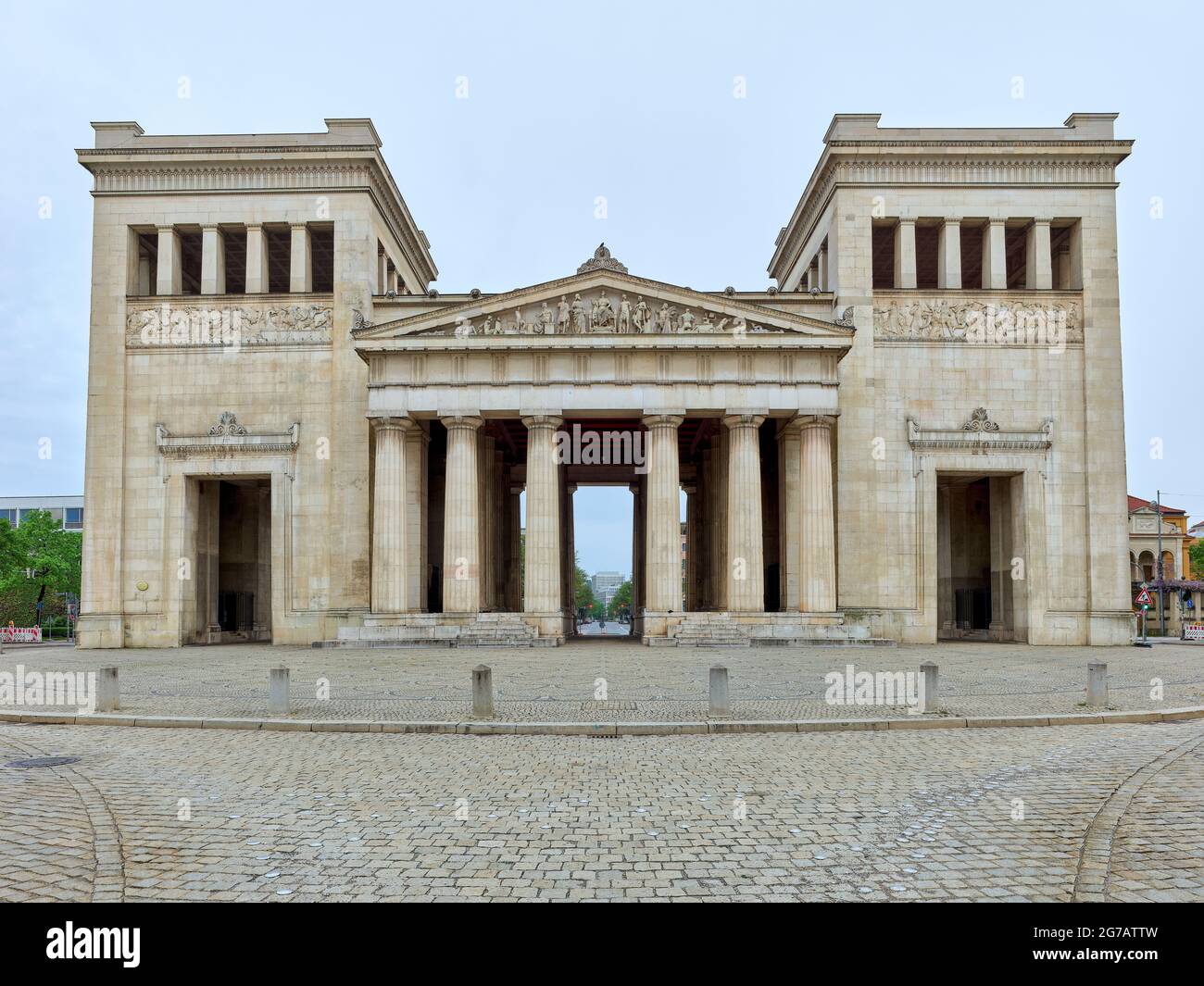 Capitale dello Stato, città universitaria, città di residenza, luogo di interesse, luogo di interesse storico, monumento, elencato, protezione del monumento, Doric Propylaea, Propylaea, Ludovician Isar Athens, Ludovician, Karl von Fischer, Leo von Klenze, Ludwig von Schwanthaler, classicismo europeo, classicismo, ex percorso del principe, percorso del principe , Königsbau Foto Stock