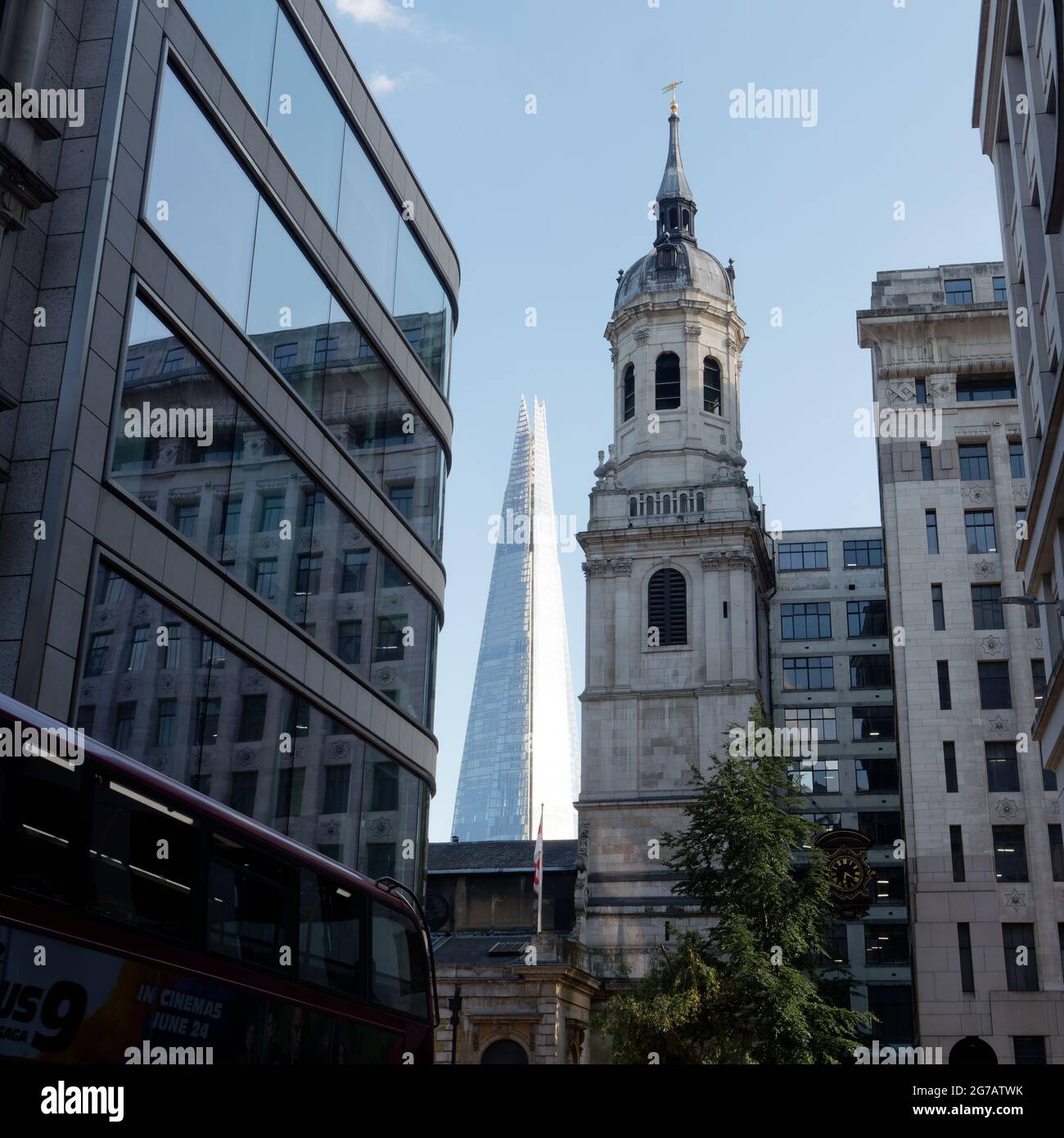 Londra, Grande Londra, Inghilterra - Giugno 12 2021: St Magnus il Martire, una chiesa dell'Inghilterra presso il London Bridge. Lo Shard iin sottofondo. Foto Stock