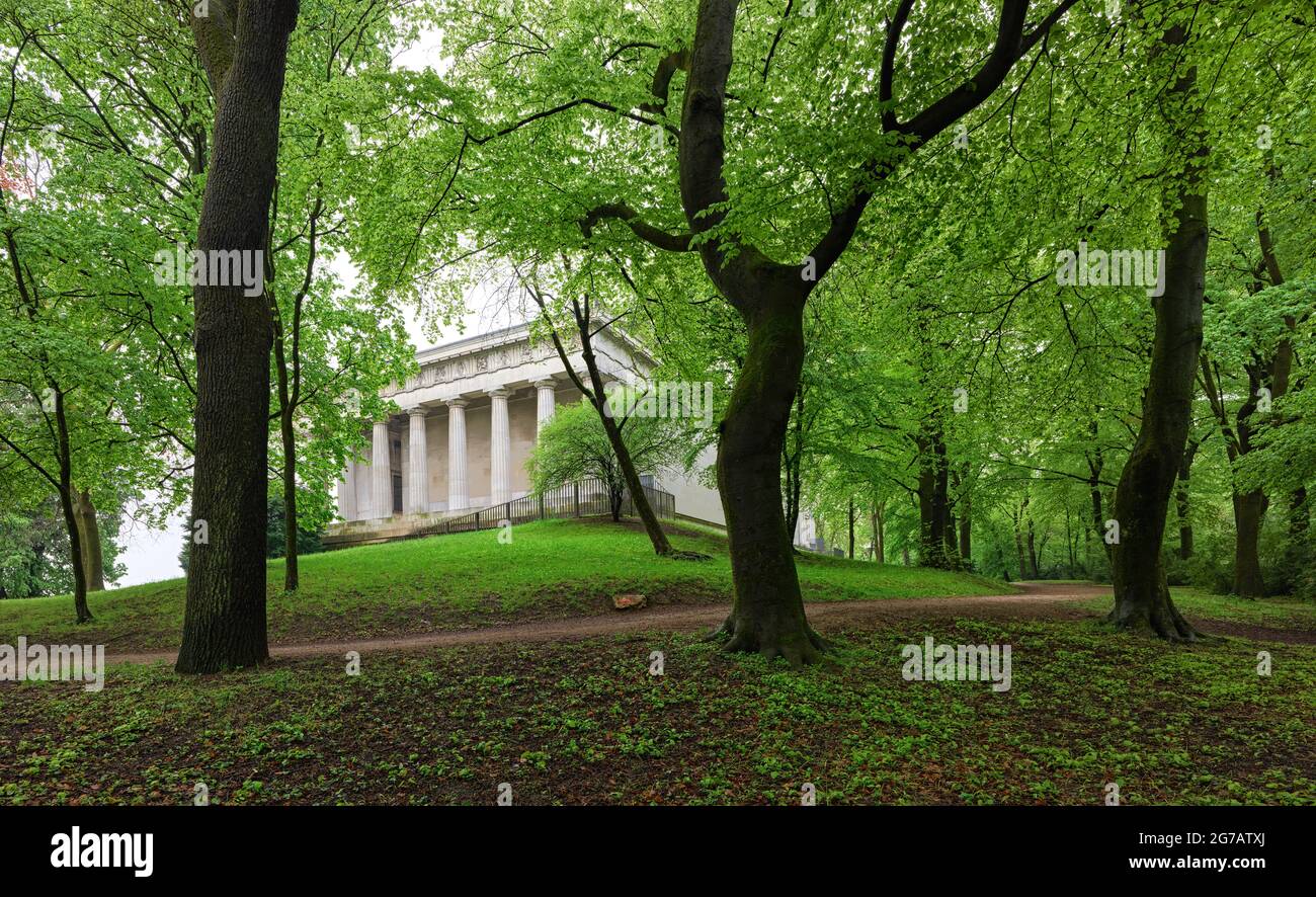 Capitale dello Stato, città universitaria, città di residenza, luogo di interesse, luogo di interesse storico, monumento, elencato, protezione dei monumenti, Leo von Klenze, Re Ludovico i di Baviera, Wittelsbacher, amministrazione di palazzo bavarese, a tre ali, Doric, Sala dorica con colonne, sala con colonne, sala, versante Isar, Theresienwiese, park, Park, lato nord-ovest Foto Stock
