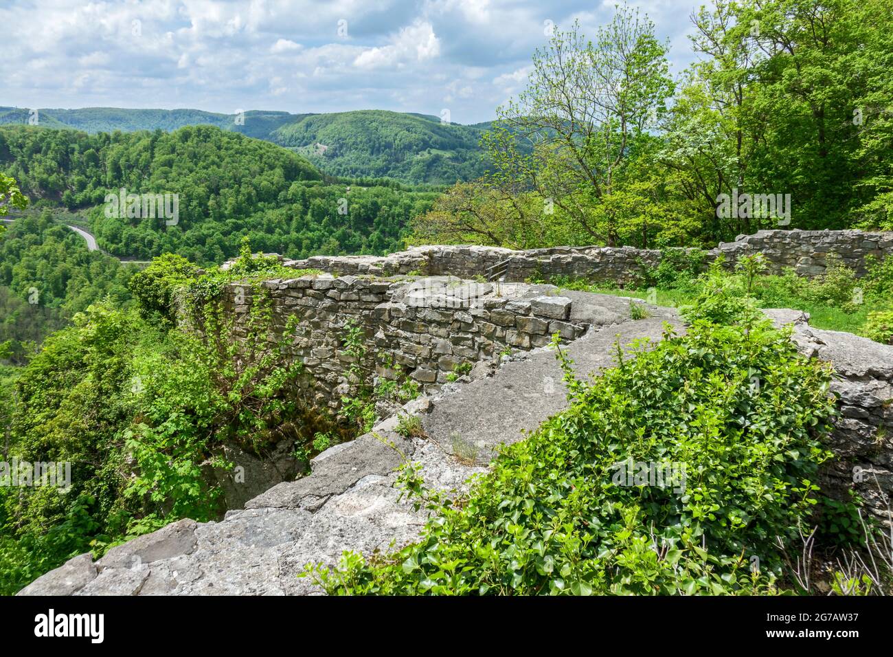 Il Castello di Greifenstein è un gruppo di castelli composto dai castelli Obergreifenstein e Untergreifenstein. Siete su una roccia sopra la valle di Holzelfinger. I signori di Greifenstein erano una famiglia nobile. Possedevano i castelli Greifenstein, Burgstein e Hochbideck. Nel loro stemma avevano un griffin in piedi su una montagna di tre. Foto Stock