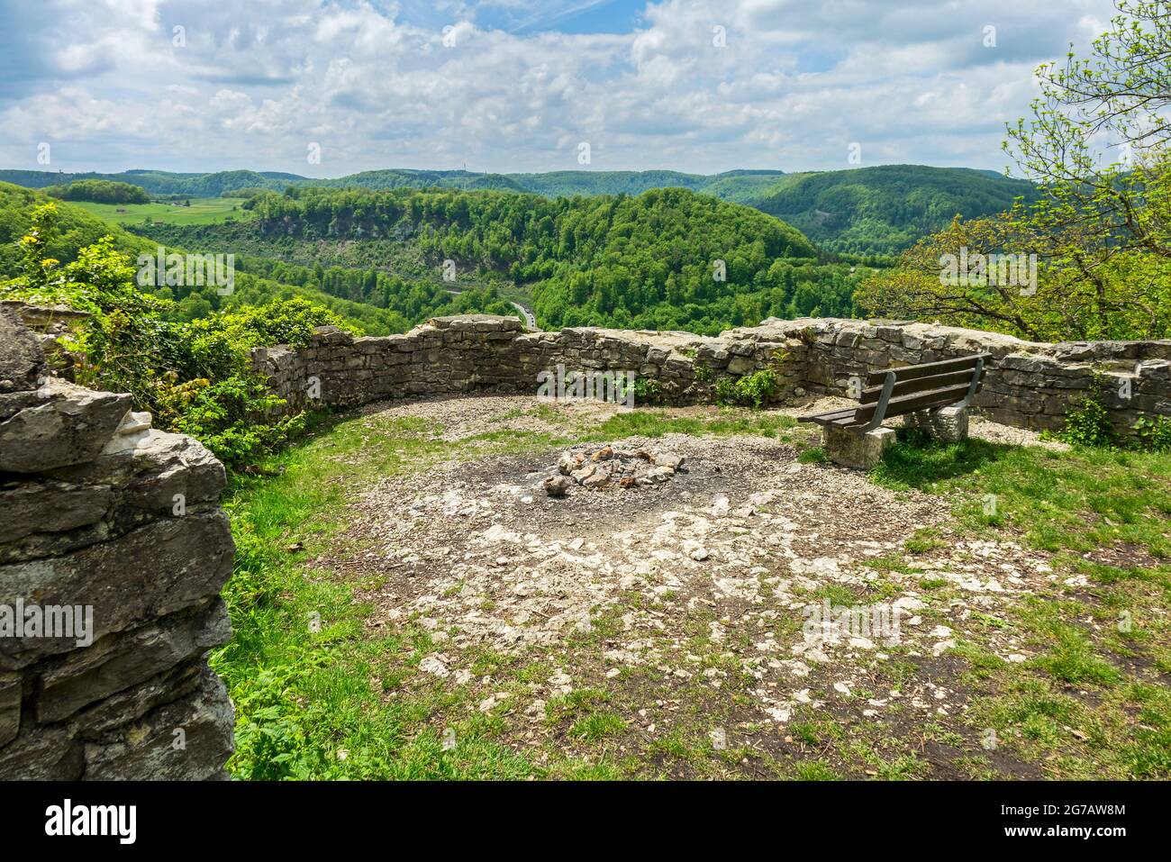 Il Castello di Greifenstein è un gruppo di castelli composto dai castelli Obergreifenstein e Untergreifenstein. Siete su una roccia sopra la valle di Holzelfinger. I signori di Greifenstein erano una famiglia nobile. Possedevano i castelli Greifenstein, Burgstein e Hochbideck. Nel loro stemma avevano un griffin in piedi su una montagna di tre. Foto Stock