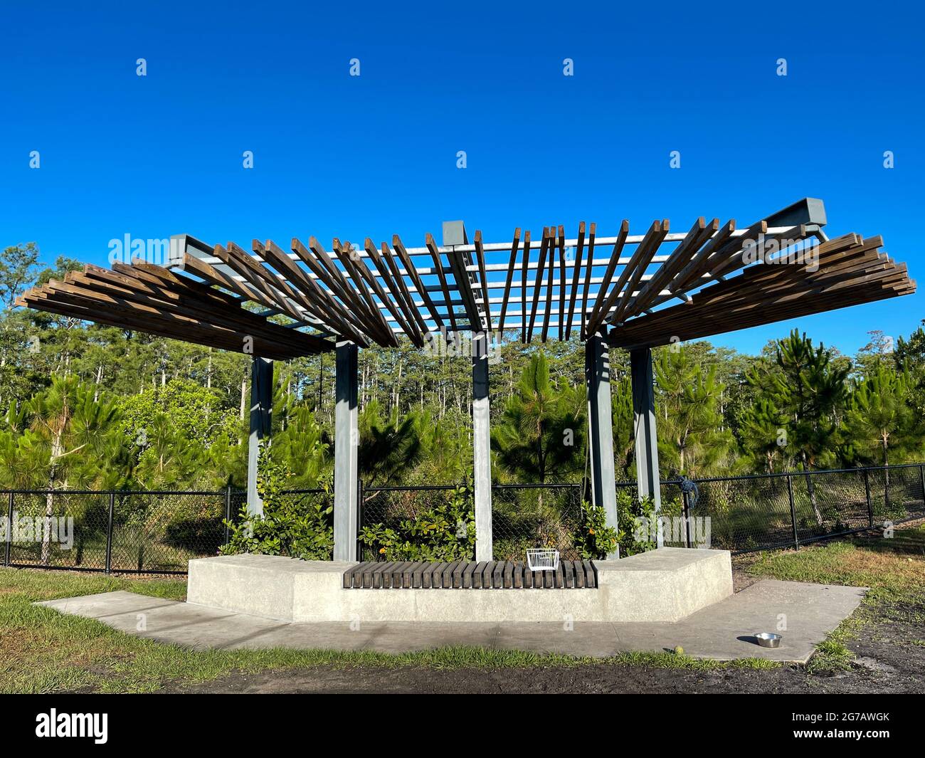 Orlando, Florida USA - 1 giugno 2021: Un padiglione in un parco per cani che fa parte di un servizio nel quartiere di Laureate Park nel lago Nona a Orlando, Florida Foto Stock