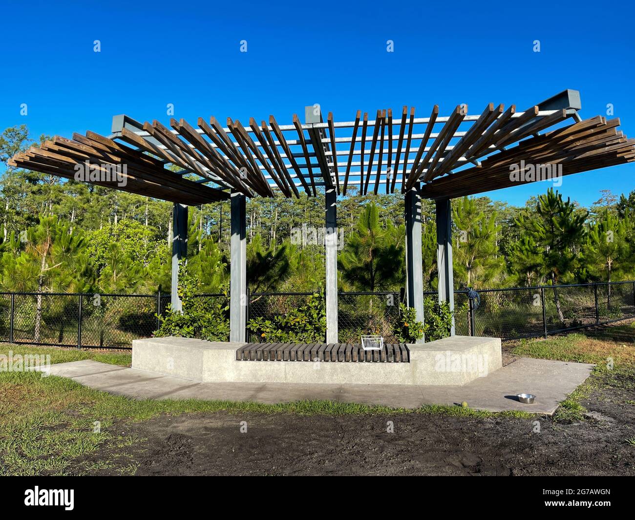 Orlando, Florida USA - 1 giugno 2021: Un padiglione in un parco per cani che fa parte di un servizio nel quartiere di Laureate Park nel lago Nona a Orlando, Florida Foto Stock
