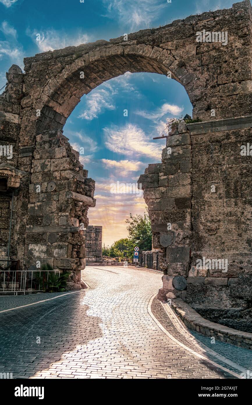 Rovine dell'antica città di Side Antalya - antiche porte al teatro antico Foto Stock