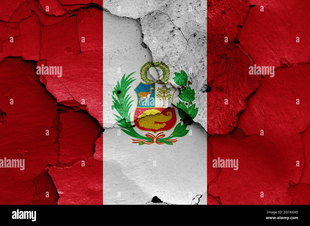Bandiera del Perù dipinta su parete fessurata Foto Stock