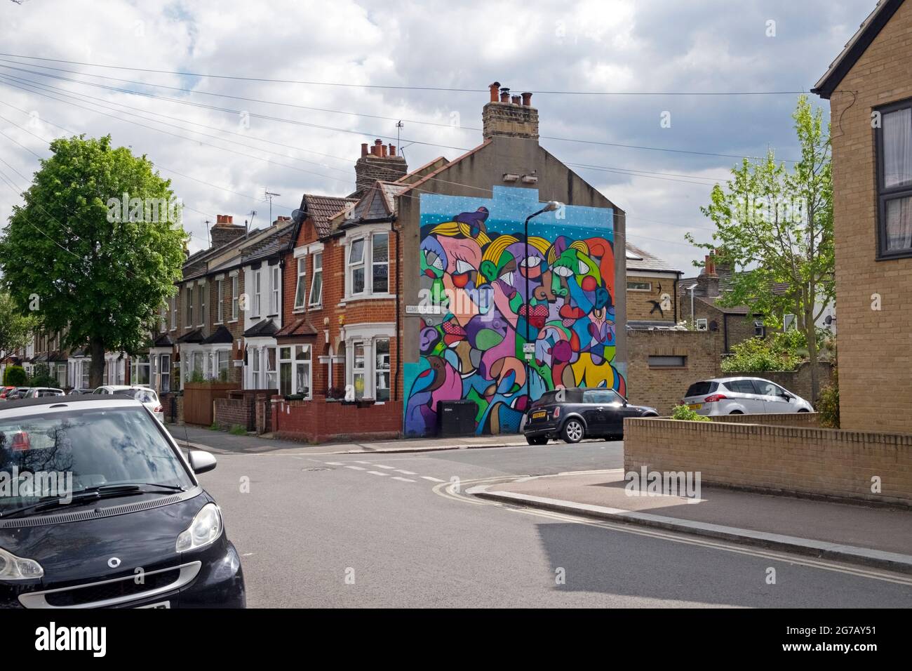 Colorato murale astratto alla fine di una fila di case a schiera a Walthamstow East London E17 UK KATHY DEWITT Foto Stock