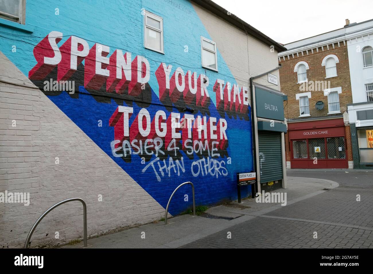Il murale grafico "Spend your time together" sulla parete di un edificio durante la pandemia di Walthamstow London E17 UK KATHY DEWITT Foto Stock