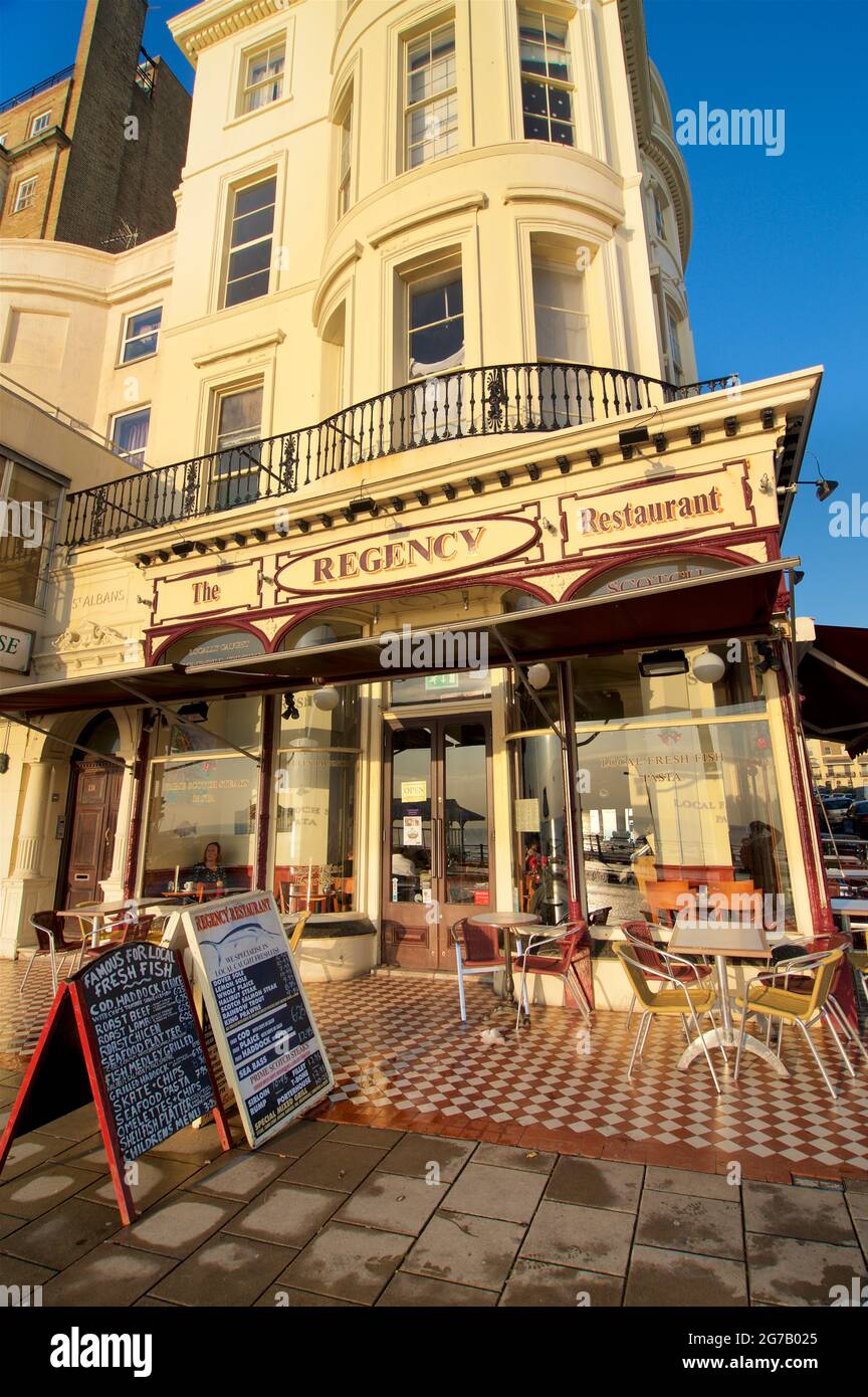Il Regency Restaurant all'angolo di Regency Square, Brighton. Architettura georgiana e un popolare ristorante che vende pesce e patatine e frutti di mare. Brighton & Hove, Sussex, Inghilterra, Regno Unito Foto Stock