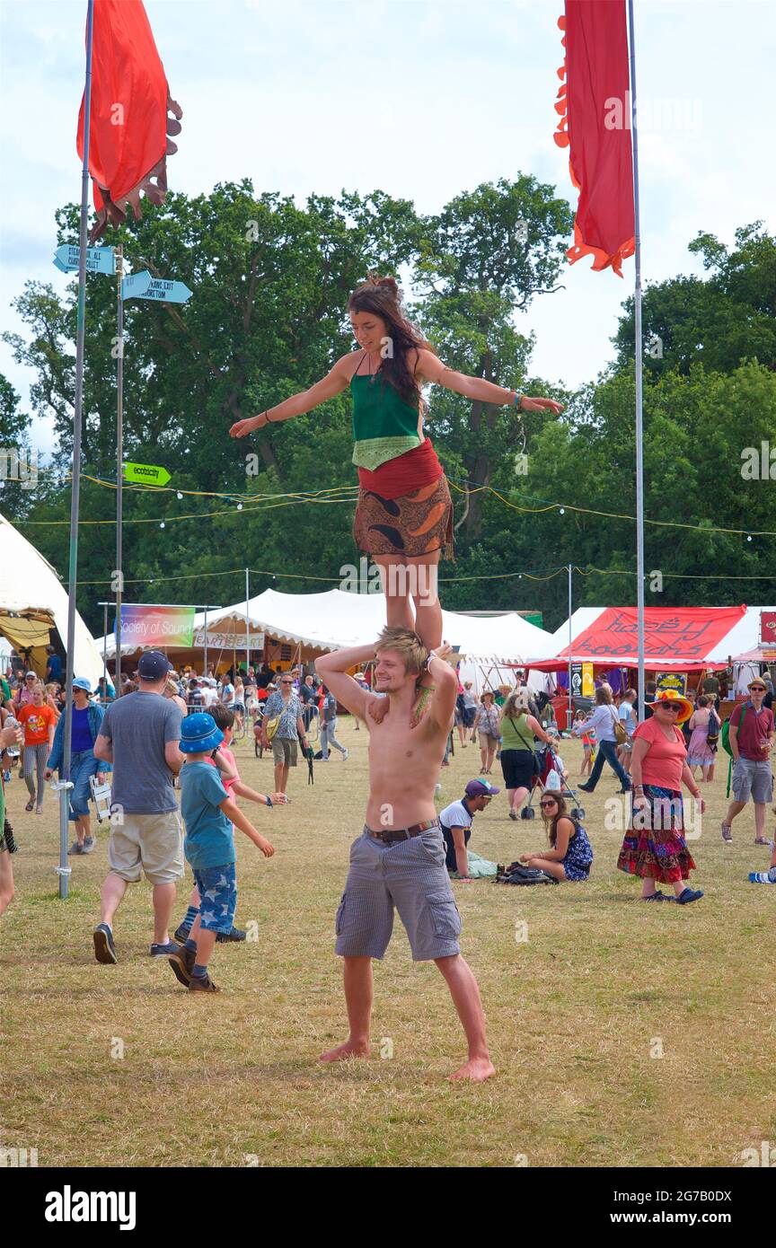 Coppia che esegue acrobazie al festival Womad, Inghilterra. Estate Foto Stock