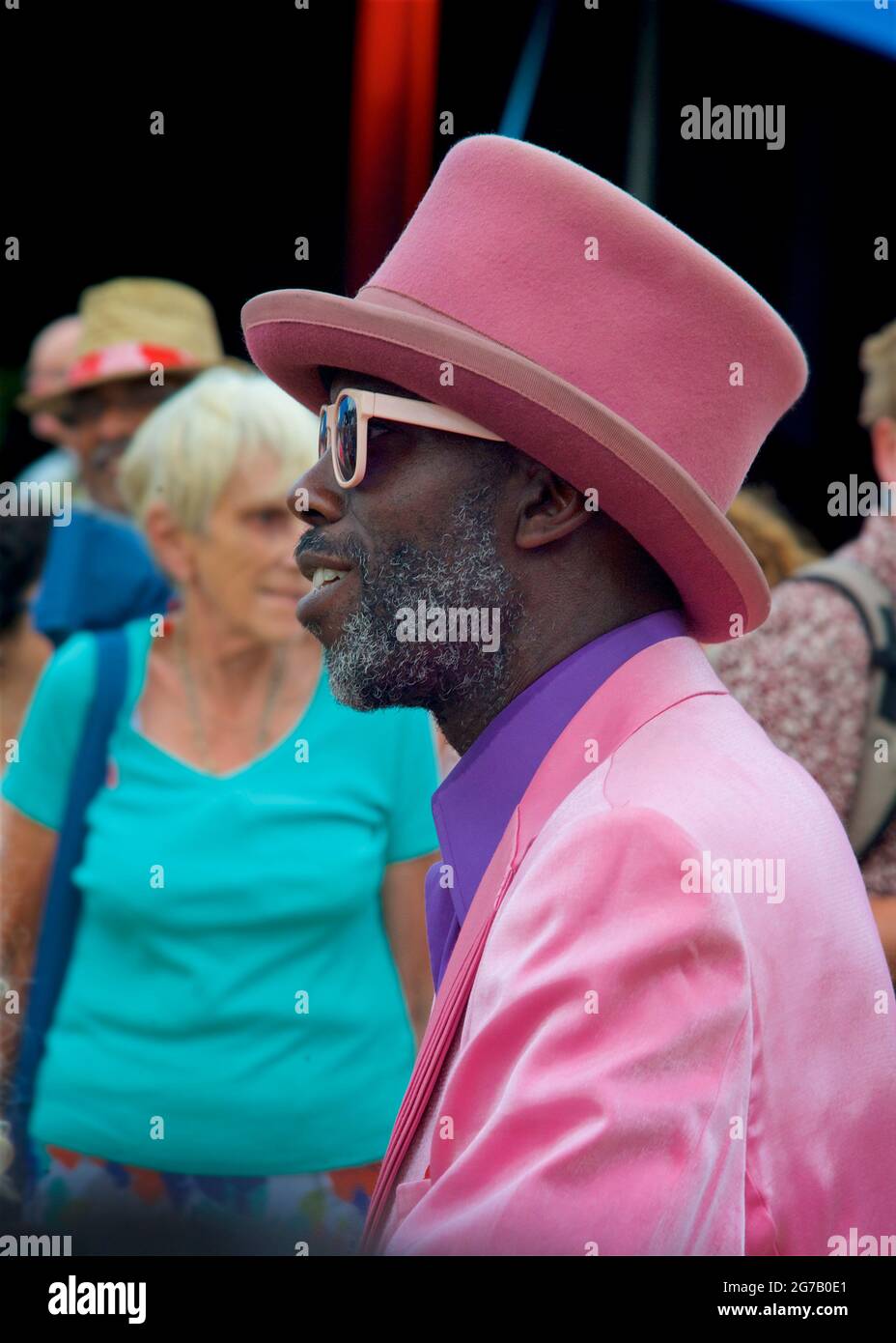 Il carattere colorato gode dell'atmosfera al festival di Womad, Inghilterra Foto Stock