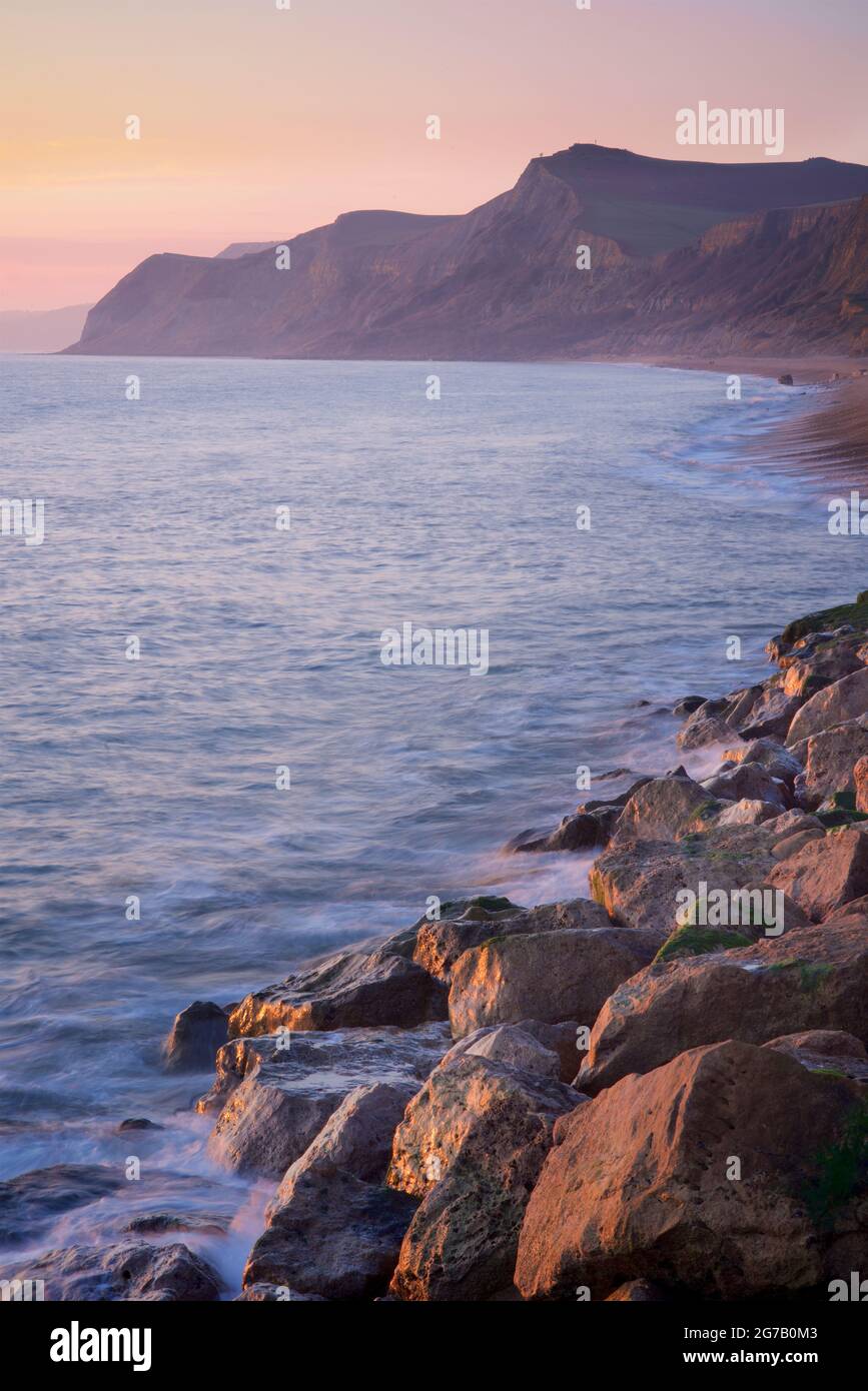 Golden Cap visto da West Bay, vicino a Bridport, Dorset, Inghilterra meridionale. Foto Stock