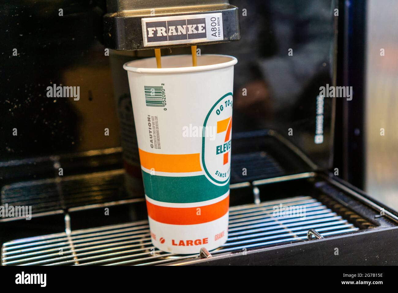 Un cliente sceglie le nuove offerte di caffè aggiornate presso un 7-Eleven a New York sabato 3 luglio 2021. 7-Eleven ha recentemente lanciato una campagna commerciale televisiva diretta alla cultura giovanile. (© Richard B. Levine) Foto Stock