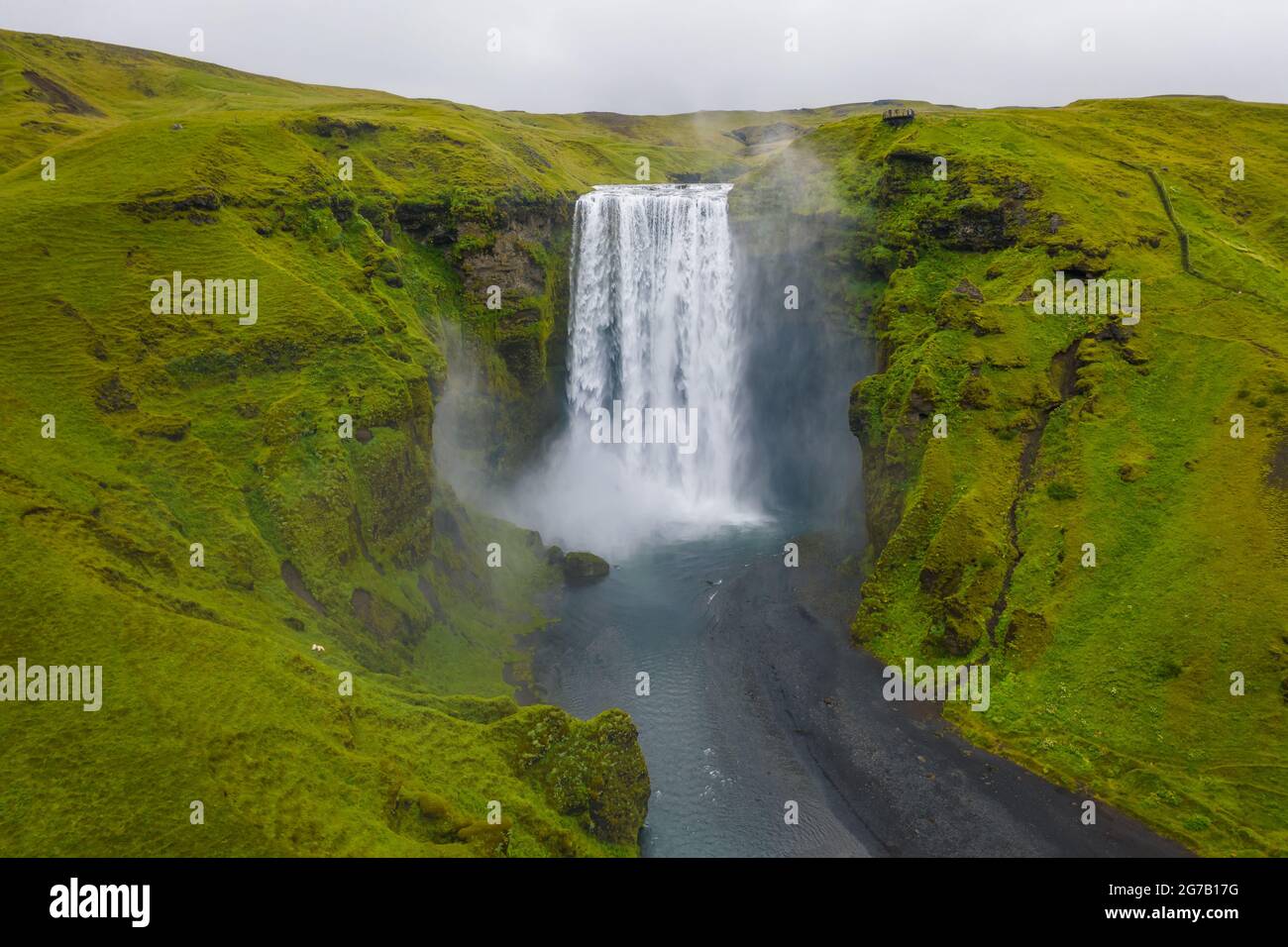 Islanda. Vista aerea sulla cascata di Skogafoss. Paesaggio in Islanda dall'aria. Luogo famoso in Islanda. Paesaggio da drone. Concetto di viaggio Foto Stock