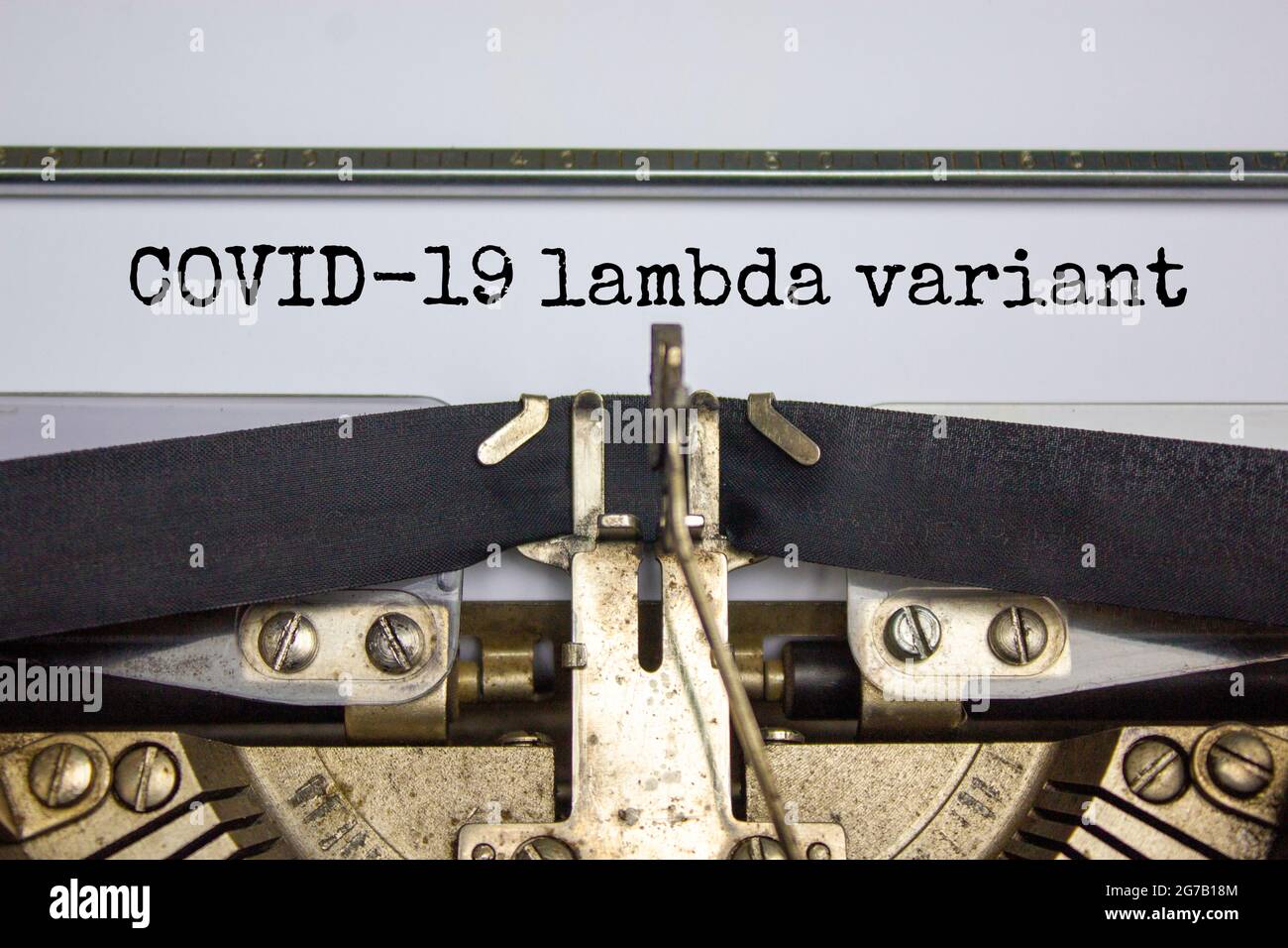 Simbolo della variante del virus lambda Covid-19. Parole 'Covid-19 lambda variant' digitate su una macchina da scrivere retrò. Medicale e COVID-19 nuovo concetto di variante lambda. Foto Stock