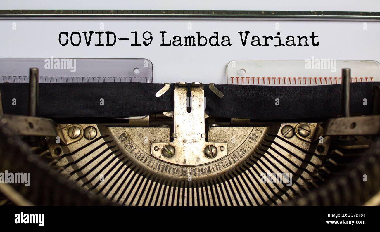 Simbolo della variante del virus lambda Covid-19. Parole 'Covid-19 lambda variant' digitate su una macchina da scrivere retrò. Medicale e COVID-19 nuovo concetto di variante lambda. Foto Stock