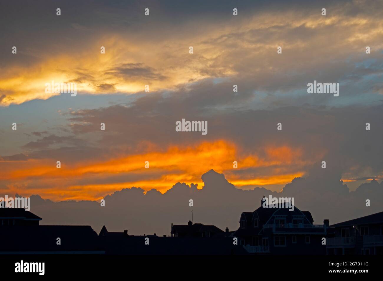 Tramonto colorato in un cielo fiancheggiato da nubi cumulo-nimbus vista da Avon-by-the-Sea, New Jersey, Stati Uniti -03 Foto Stock