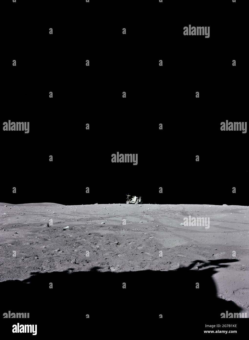 L'astronauta Charles M. Duke Jr., pilota a modulo lunare della missione di atterraggio lunare Apollo 16, è fotografato raccogliendo campioni lunari alla stazione n. 1 durante la prima attività extraveicolare di Apollo 16 presso il sito di atterraggio di Descartes. Questa foto, guardando verso est, è stata scattata dall'astronauta John W. Young, comandante. Duke è in piedi sul bordo del cratere di prugne, che è di 40 metri di diametro e 10 metri di profondità. Il veicolo Lunar Roving parcheggiato è visibile sullo sfondo sinistro. 21 aprile 1972 una versione unica ottimizzata e migliorata di una NASA immagine / credito NASA Foto Stock