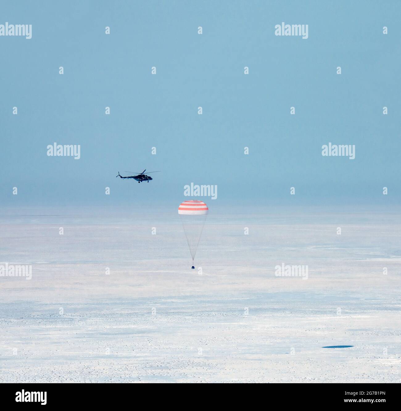 Il veicolo spaziale Soyuz MS-13 atterra in un'area remota vicino alla città di Zhezkazgan, Kazakhstan con spedizione 61 membri dell'equipaggio Christina Koch della NASA, Alexander Skvortsov dell'agenzia spaziale russa Roscosmos, e Luca Parmitano dell'ESA (Agenzia spaziale europea) 6 febbraio 2020. Koch tornò sulla Terra dopo aver fatto 328 giorni di registrazione nello spazio, il più lungo volo spaziale della storia da parte di una donna. Una versione unica, ottimizzata e digitalmente migliorata di un'immagine della NASA da parte del fotografo senior della NASA Bill Ingalis / Credit NASA Foto Stock