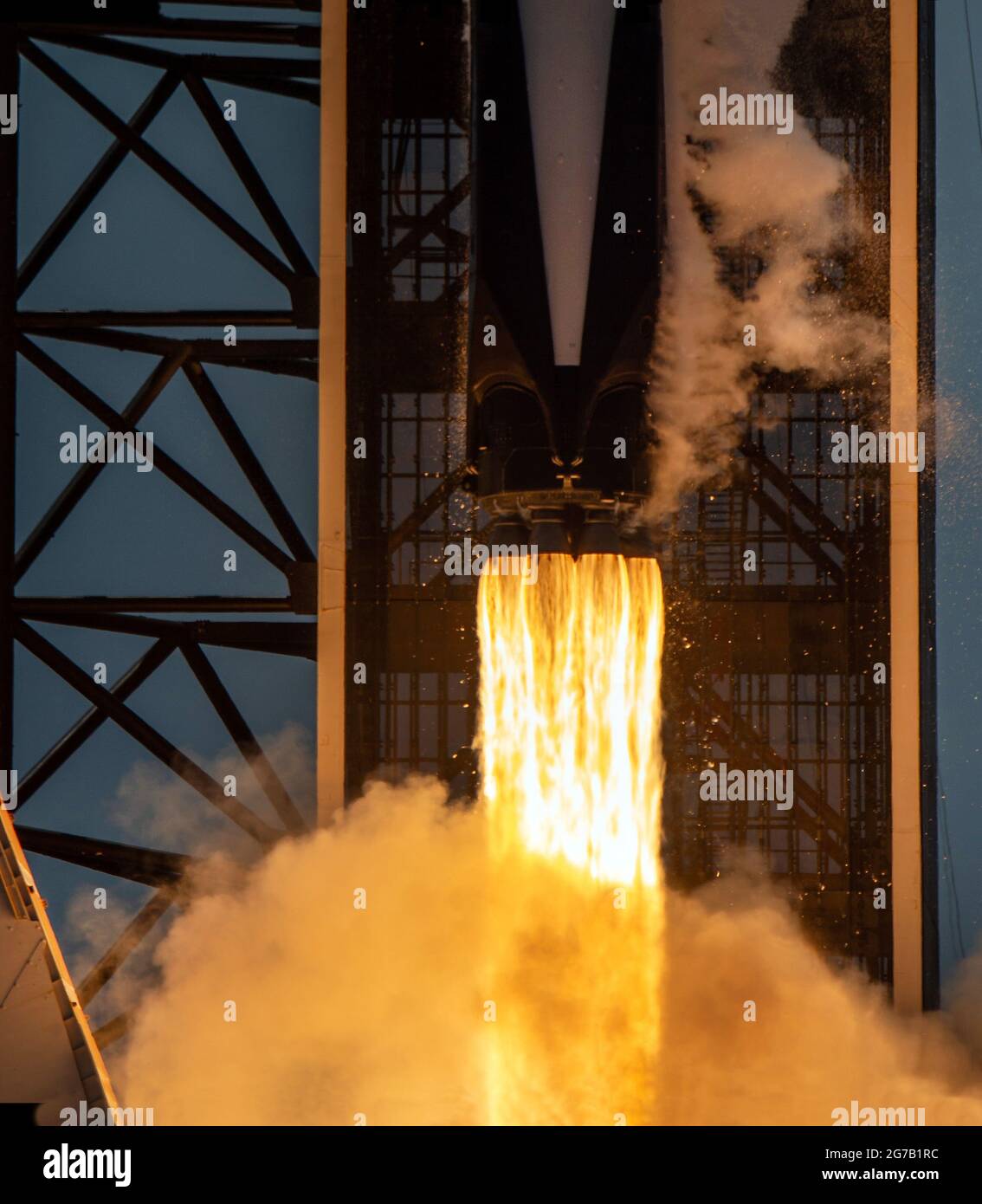 Un razzo SpaceX Falcon 9 che trasporta la navicella spaziale Crew Dragon dell'azienda viene lanciato nella missione SpaceX Demo-2 della NASA verso la Stazione spaziale Internazionale. 30 maggio 2020, Kennedy Space Center, Florida. La missione Demo-2 è il primo lancio con astronauti della navicella spaziale SpaceX Crew Dragon e Falcon 9 alla Stazione spaziale Internazionale come parte del Commercial Crew Program dell'agenzia. Una versione unica, ottimizzata e digitalmente migliorata di un'immagine della NASA di J Kowsky/ Credit NASA Foto Stock