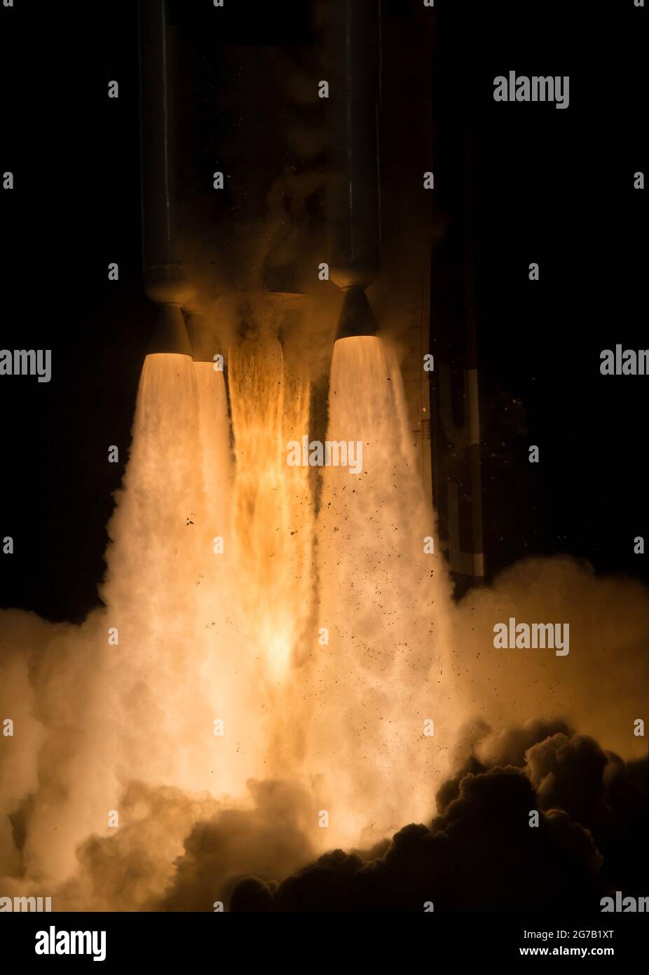 Un razzo United Launch Alliance Atlas V con la perseveranza rover Mars 2020 della NASA a bordo lancia lo Space Launch Complex 41, 30 luglio 2020, Cape Canaveral Air Force Station, Florida. La perseveranza rover fa parte del programma di esplorazione Mars della NASA, uno sforzo a lungo termine di esplorazione robotica del pianeta. Una versione unica, ottimizzata e potenziata digitalmente di un'immagine NASA di J Kowsky/ Credit NASA Foto Stock