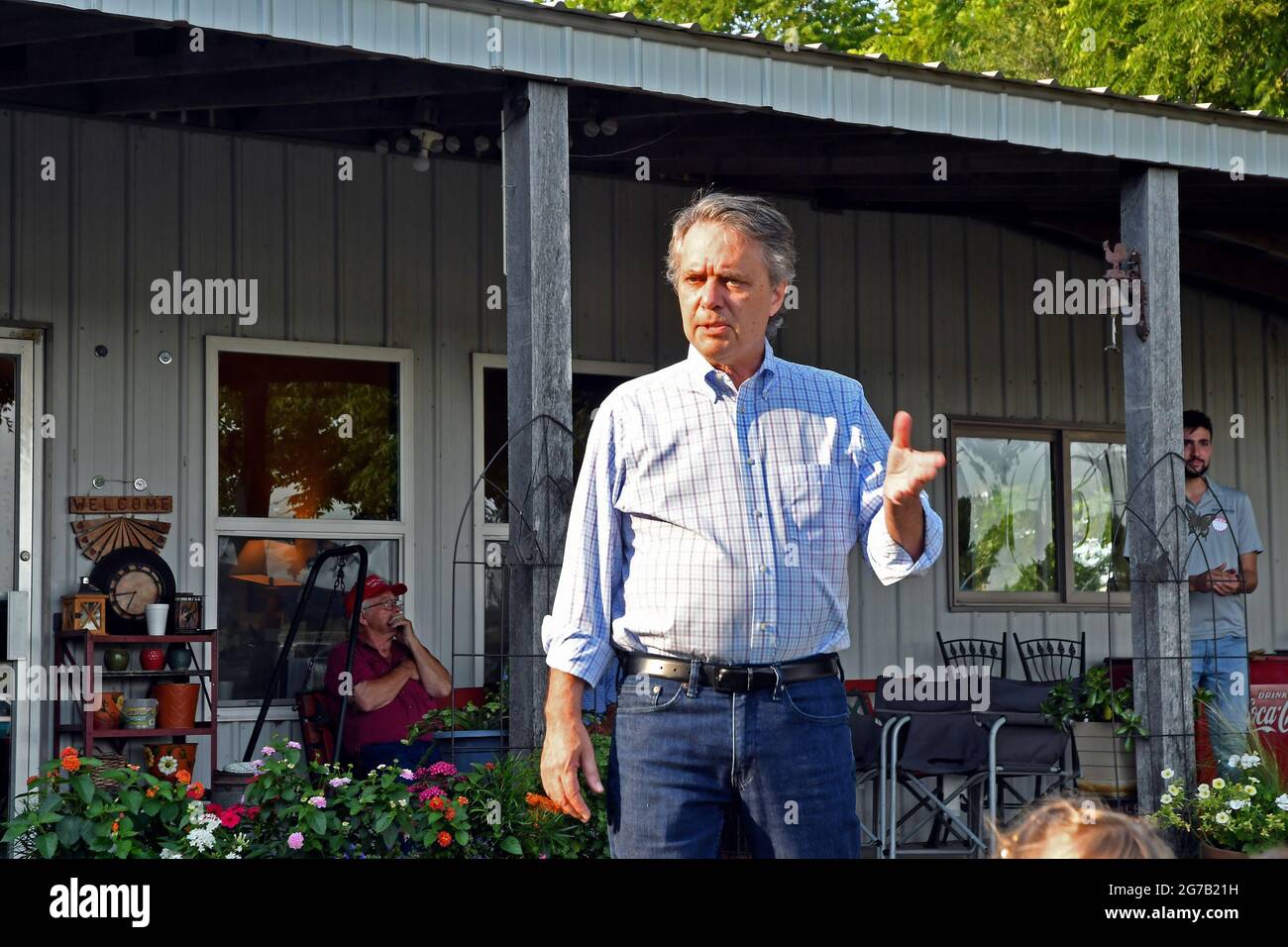 L'ex governatore del Kansas, il Dr. Jeff Colyer, si rivolge al Lyon County Republican Party picnic annuale. Colyer è un candidato alle prossime elezioni primarie per il Governatore. Foto Stock