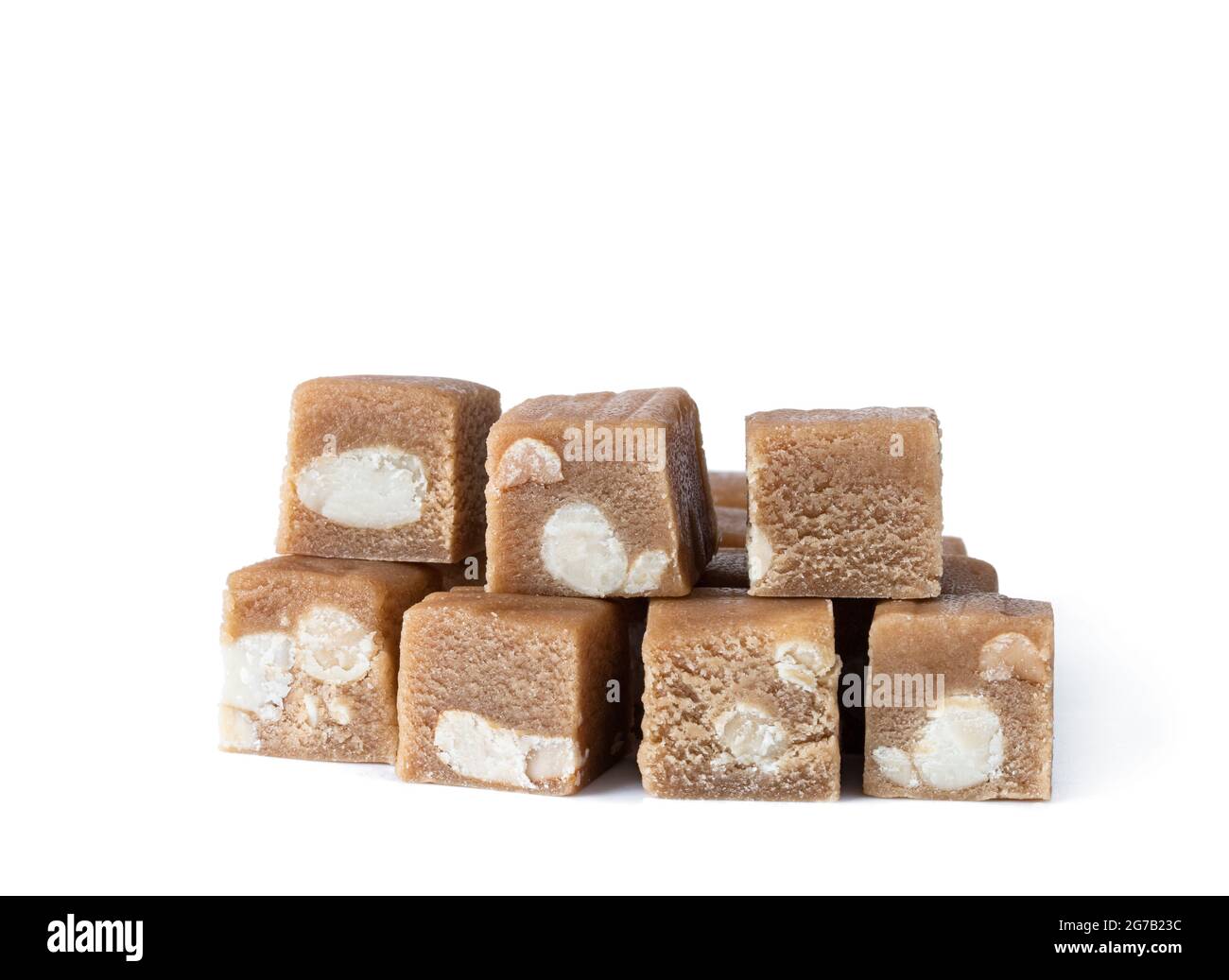 cubetti di caramelle con noci di scimmia isolate su bianco Foto Stock