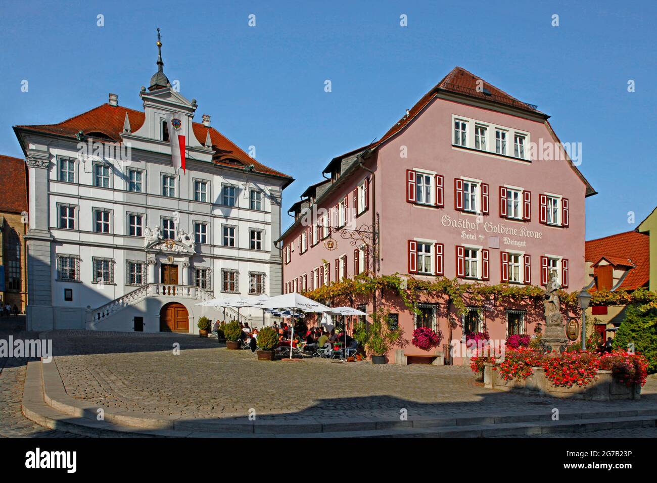 Piazza del mercato, municipio, Gasthof Goldene Krone, Marienbrunnen, Iphofen, Bassa Franconia, Baviera, Germania Foto Stock