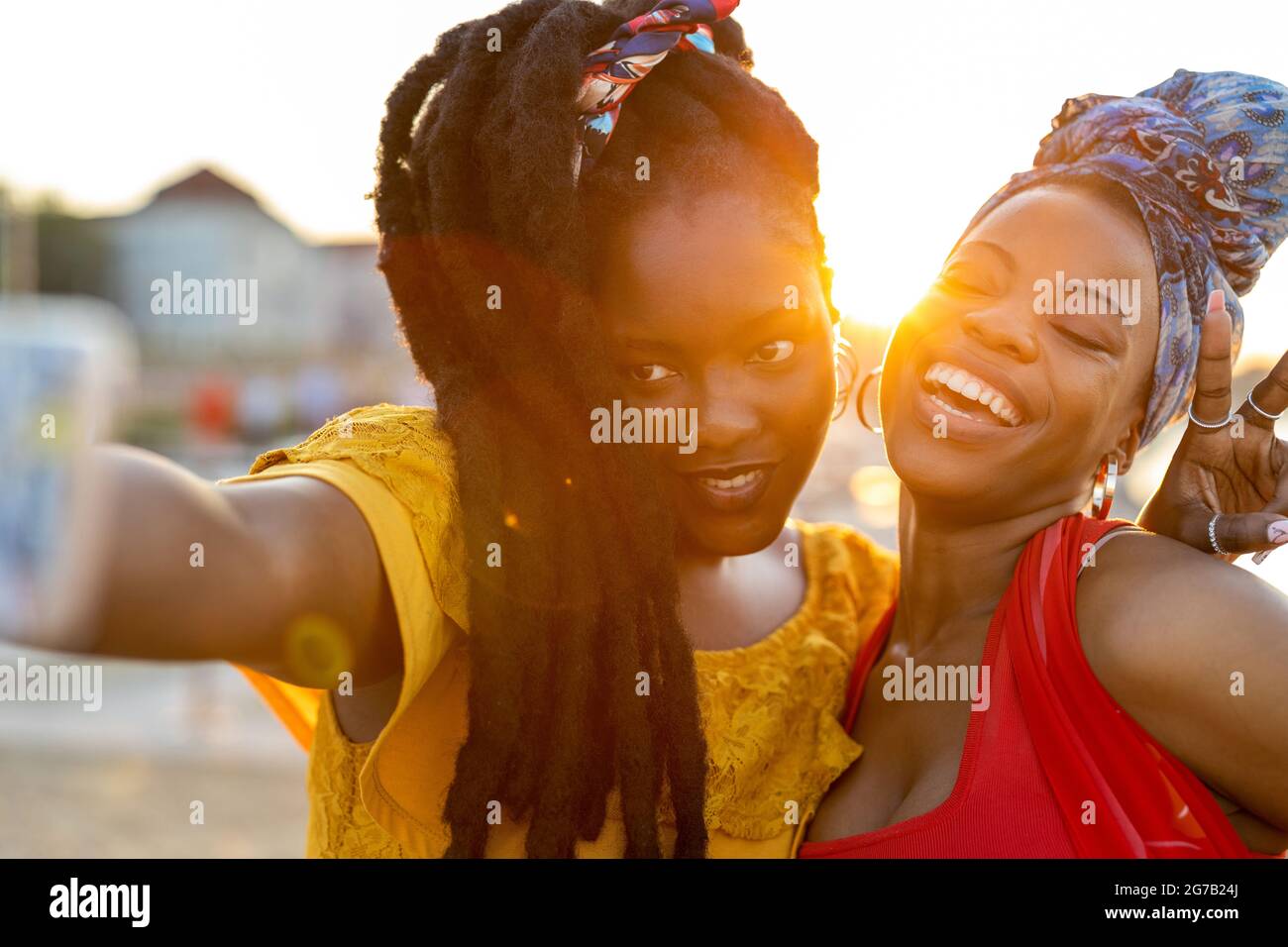 Buone giovani donne che si divertano all'aria aperta al tramonto Foto Stock