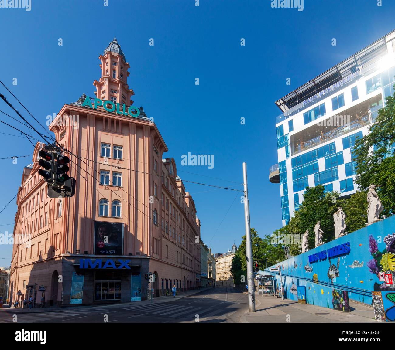 Vienna, cinema Apollo, Haus des Meeres (HDM, Casa del Mare) acquario pubblico e zoo, in una torre di cemento costruito durante la seconda guerra mondiale nel 06. Mariahilf, Vienna, Austria Foto Stock