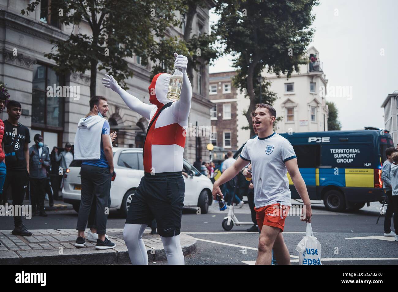 Londra | UK - 2021.07.12: Italiano Euro 2020 tifoso di calcio con costume da bandiera inglese a Trafalgar Square Foto Stock