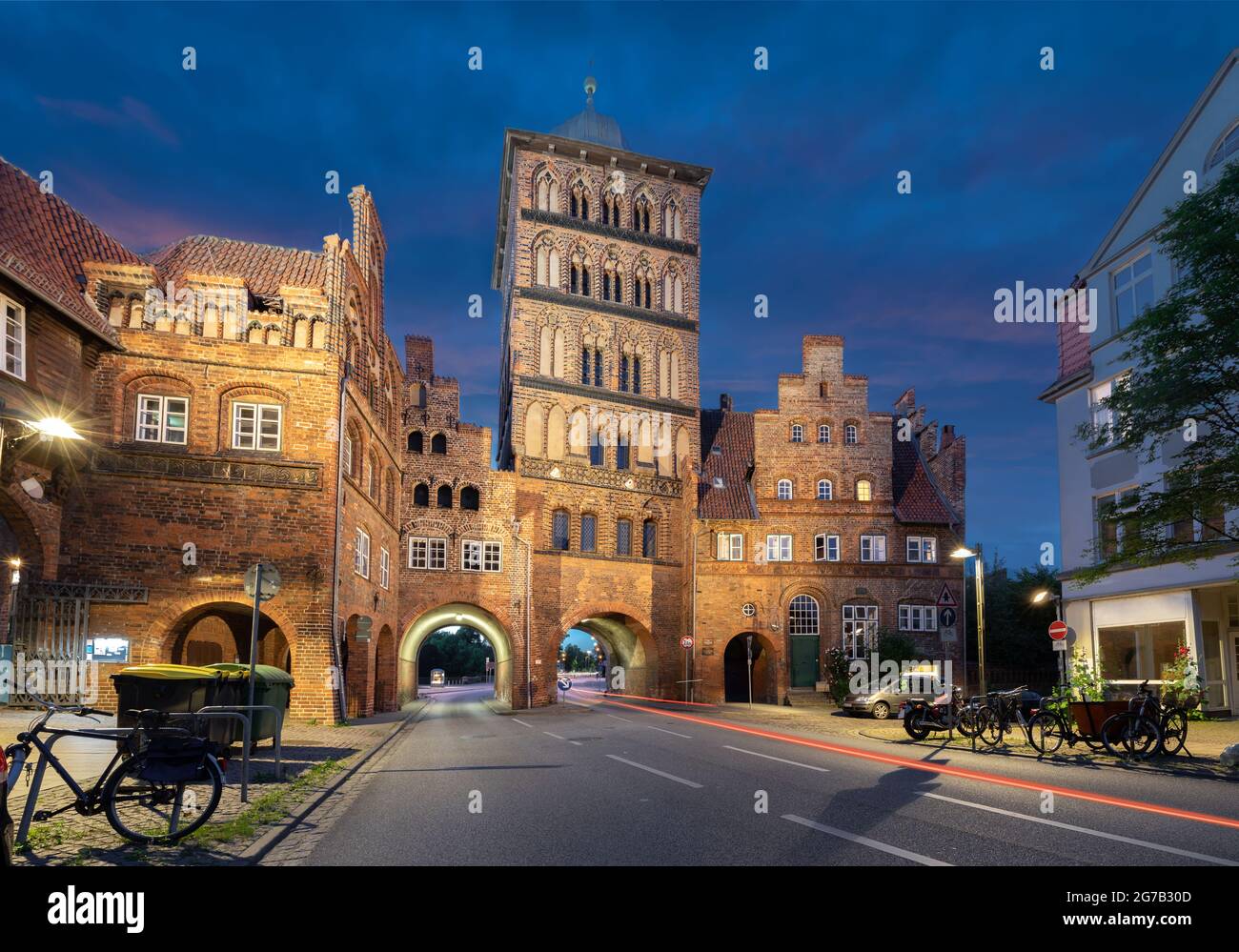 Lubeck, Germania. Immagine HDR di Burgtor - porta storica della città al tramonto Foto Stock