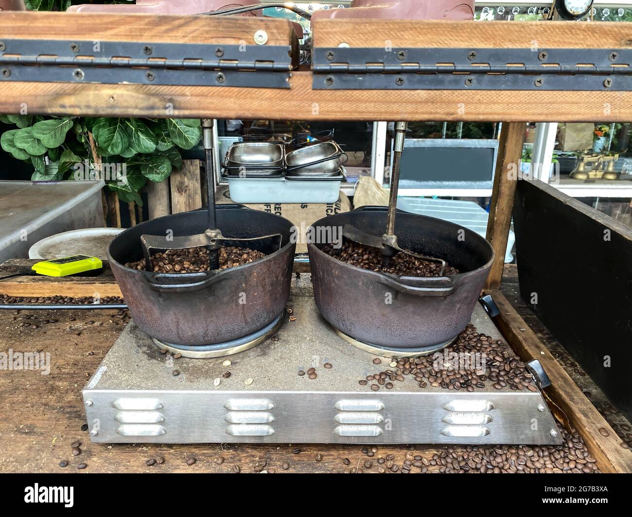 Chicchi di caffè che tostano in macchina Foto Stock