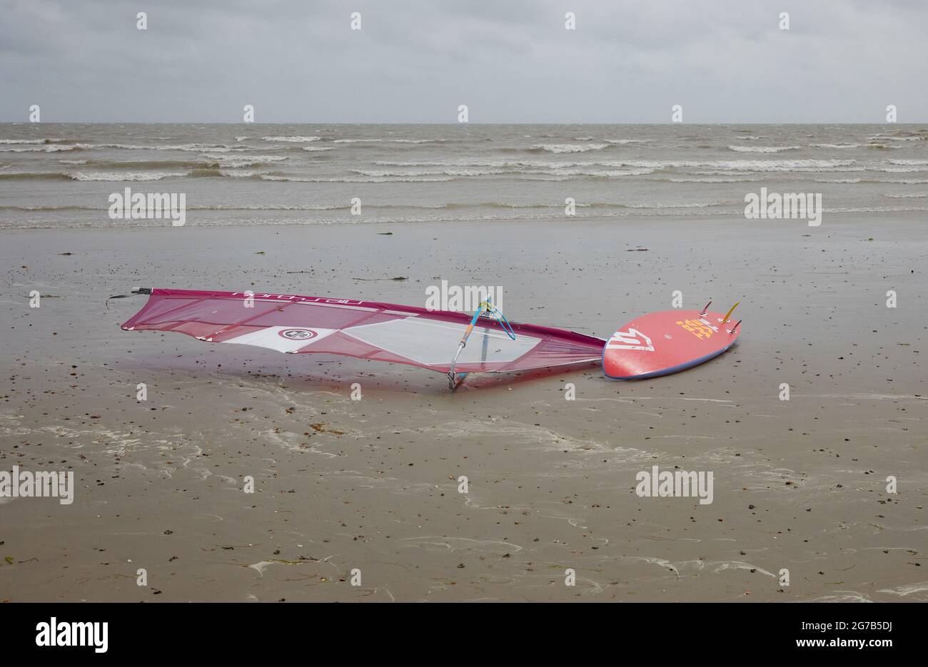 Attrezzatura da windsurf vista sulla spiaggia Foto Stock